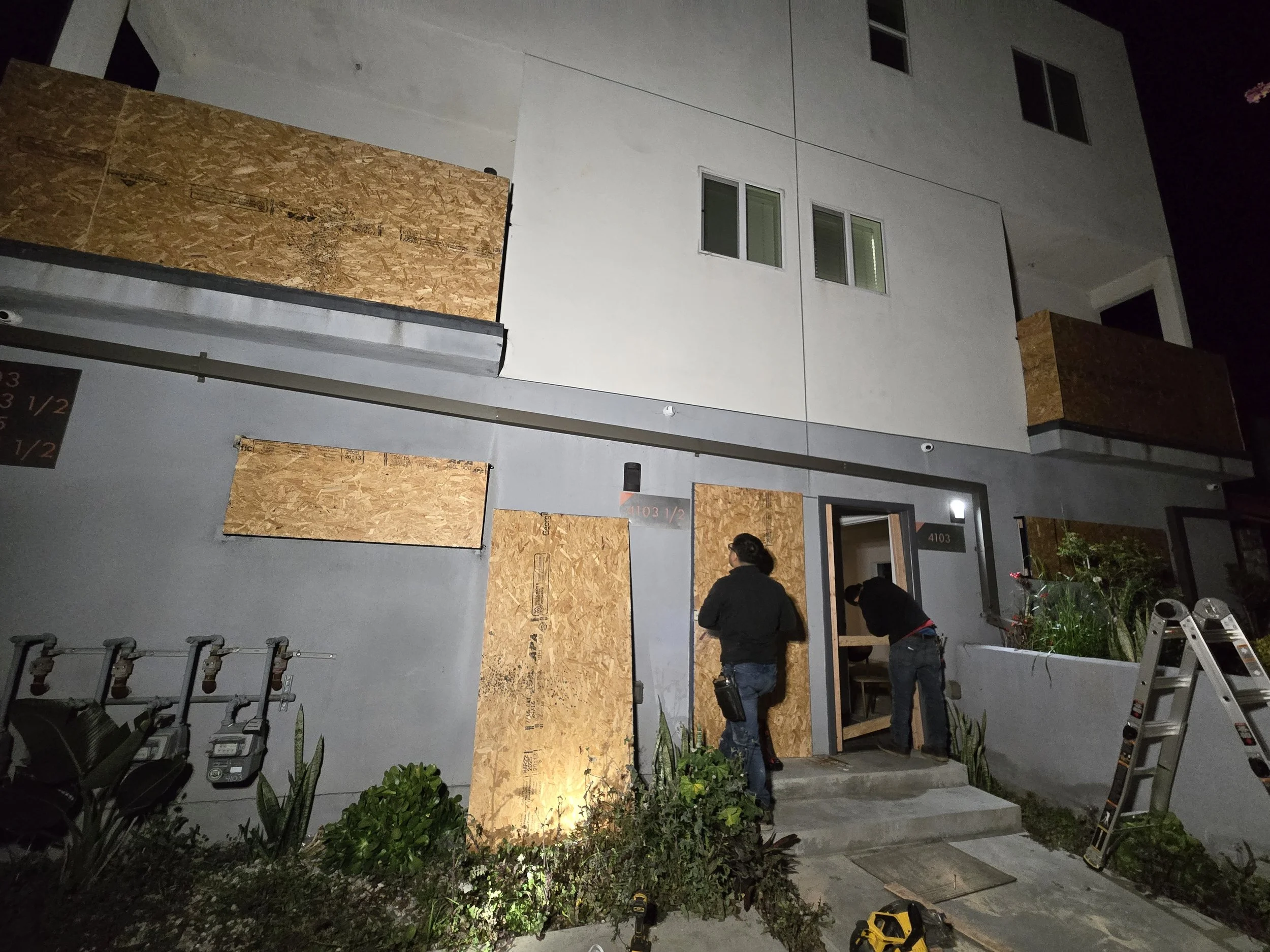 Multi-unit emergency board-up in Los Angeles — full-building plywood 
installation on multiple floors at night. 24/7 crew response by 
Boardup LA.
