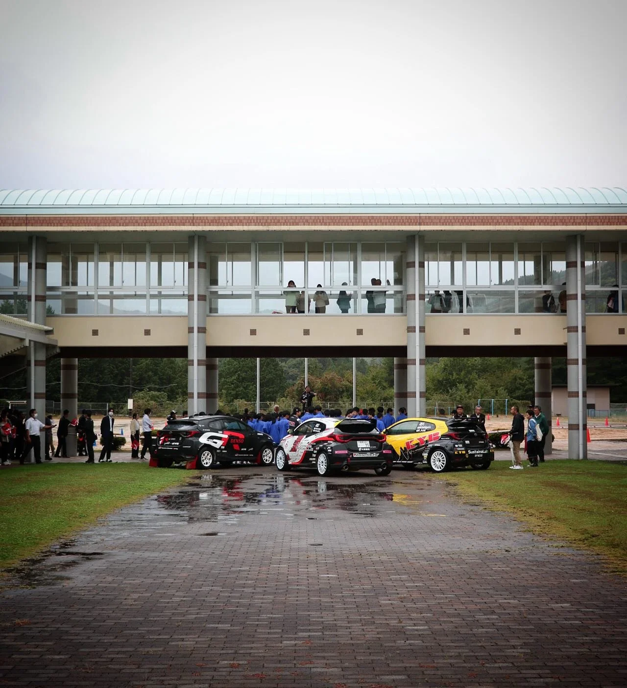 昨日、全日本ラリー選手権最終戦「第52回M.C.S.C.ラリーハイランドマスターズ」の開催を前に、久々野中学校で特別授業が行われました。
TGR-WRJ、KYB RALLY TEAM、TEAM KANEMATSUの選手や監督が講師として登壇し、ラリーの魅力や夢に挑戦する大切さを語ってくれました。講義のあとは校庭でのデモラン&同乗走行も行われ、生徒たちはプロの走りを間近で体感。雨の中でも歓声が上がり、忘れられない一日となりました。
久々野中学校の皆さん、素敵な時間をありがとうございました!
こ