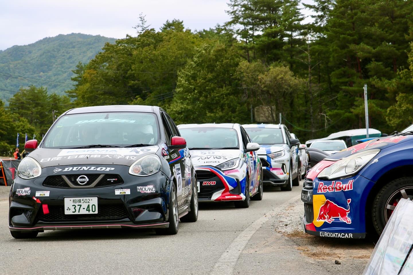 ラリーハイランドマスターズ2025 in 久々野 アルコピア
*English below
週末に開催された「全日本ラリー選手権 第8戦 第52回M.C.S.C.ラリーハイランドマスターズ 」では、今年も久々野町アルコピアがステージ会場のひとつとなりました。
初日は雨の中でのスタートとなりましたが、アルコピアのグラベルコースを駆け抜ける迫力ある走行に多くの観客が魅了されました。
二日目は天候にも恵まれ、アルコピアがゴール地点として大盛り上がり。
山道を下ってくるマシンがスピードと自信にあふ