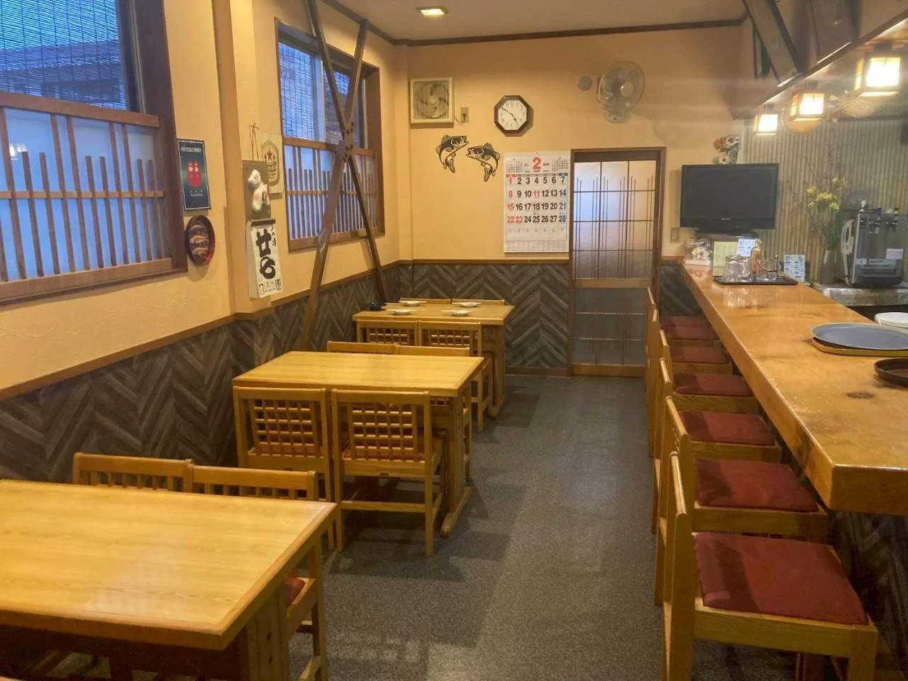 割烹若松の店内(カウンターとテーブル席)