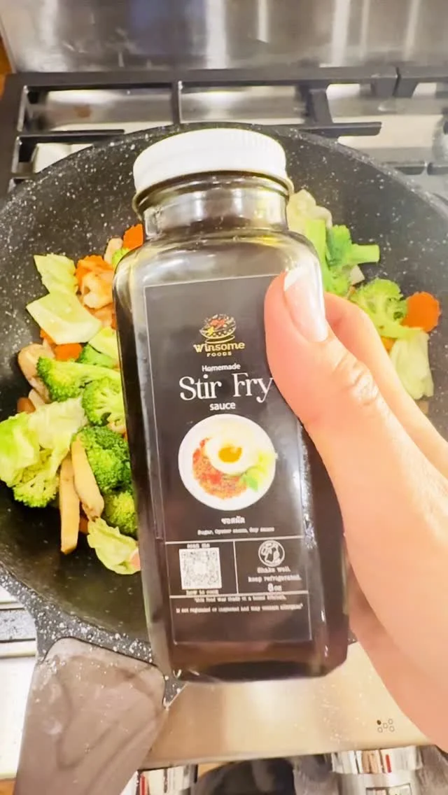 No chef skills? No problem. Our stir-fry sauce does all the hard work. π§π₯¦π₯ Just pour, toss, and enjoy! #sauce #easycooking #stirfry #homecook #thaifood #jacksonhole #farmersmarket #winsomefoods_thai #learntocook Ingredients •protein as optio