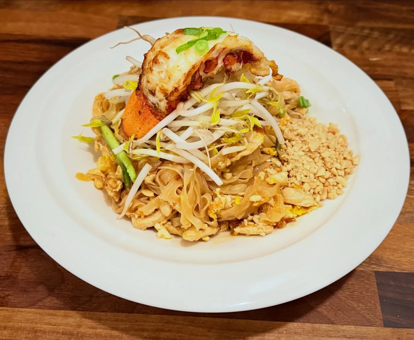 Lobster Pad Thai that brings the street-food heart and fine-dining elegance together on one plate.We use fresh noodles, tamarind, roasted peanuts, and a whole lobster to steal the spotlight🤤 #winsomefoods_thai #padtha&iuml; #thaifood #catering #priv