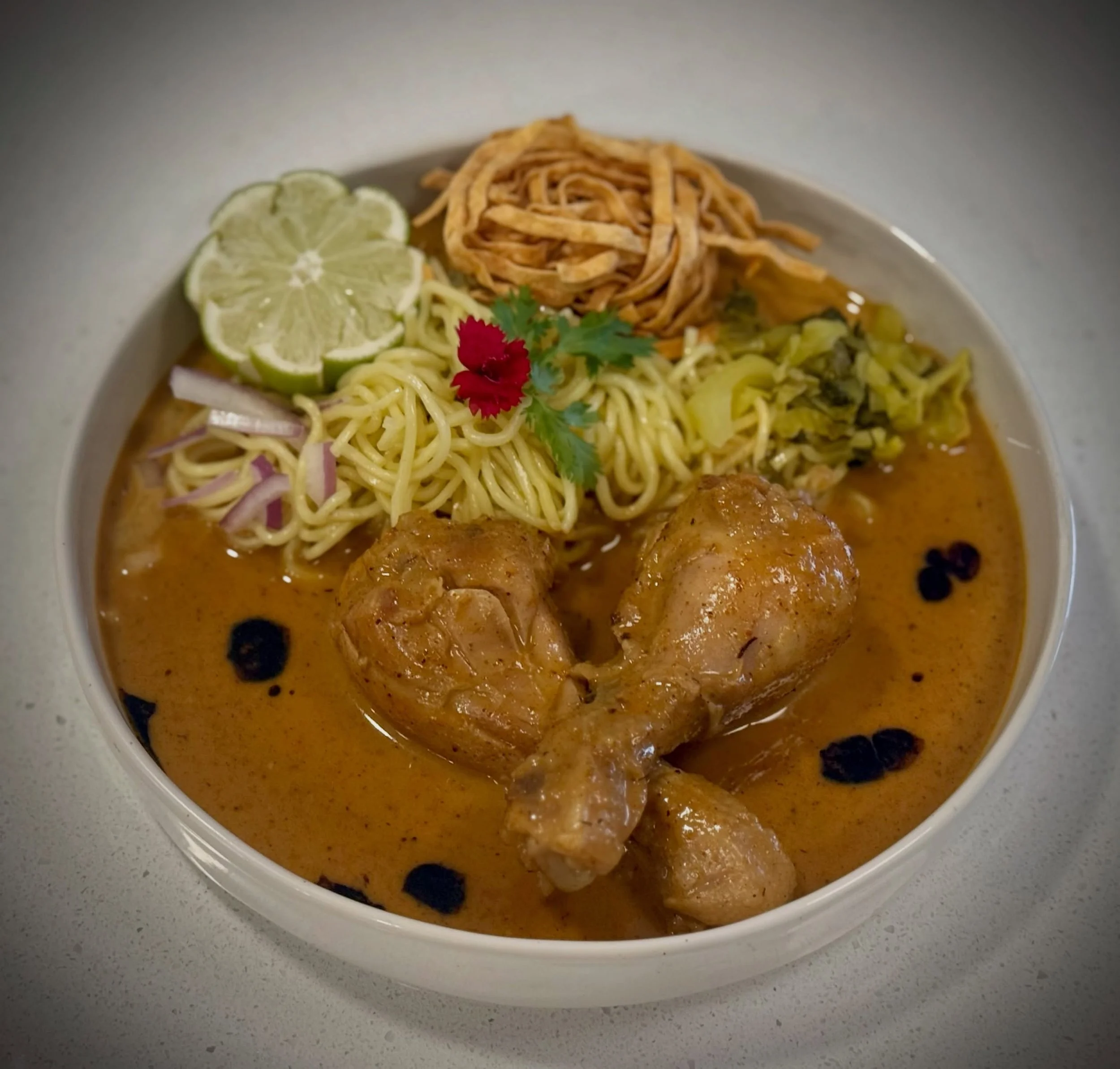 A luxurious bowl of Northern Thailand &mdash; creamy coconut curry, fragrant spices, and the signature crunch of crispy noodles. Khao Soi at its finest. ✨ #thaifood #winsomefoods_thai #privatechef #catering #jacksonhole