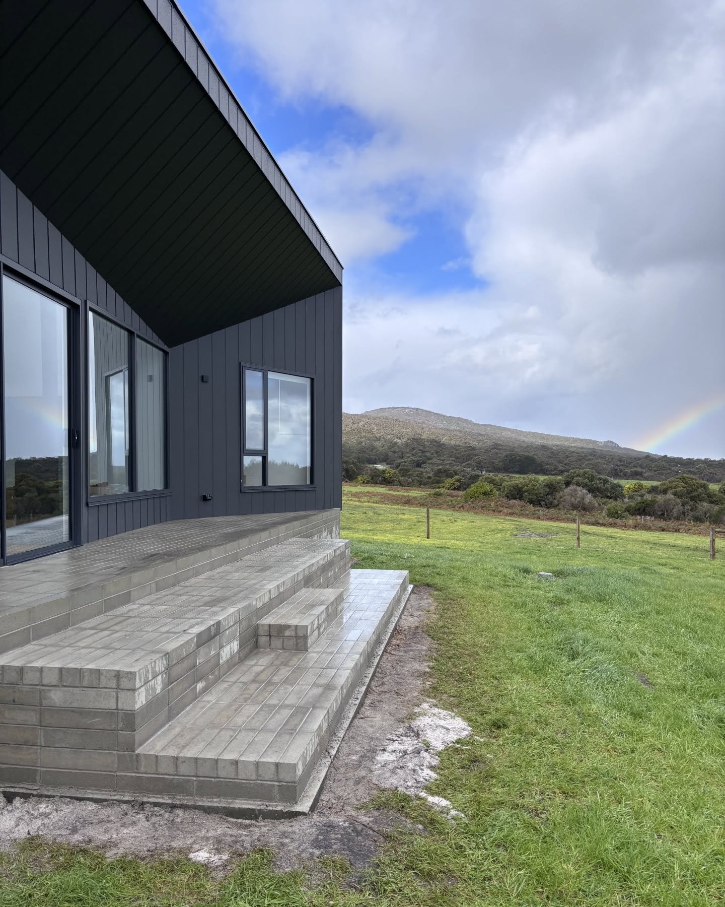 The southern stairs @habitatatlightsbeach  are in 🙌 built last week in stack bond concrete brick to match the rest of the build. The wide steps double as seats to soak up those views 🌿🌊

#habitatprojects #lightsbeach #denmarkwa #greatsouthernwa #w