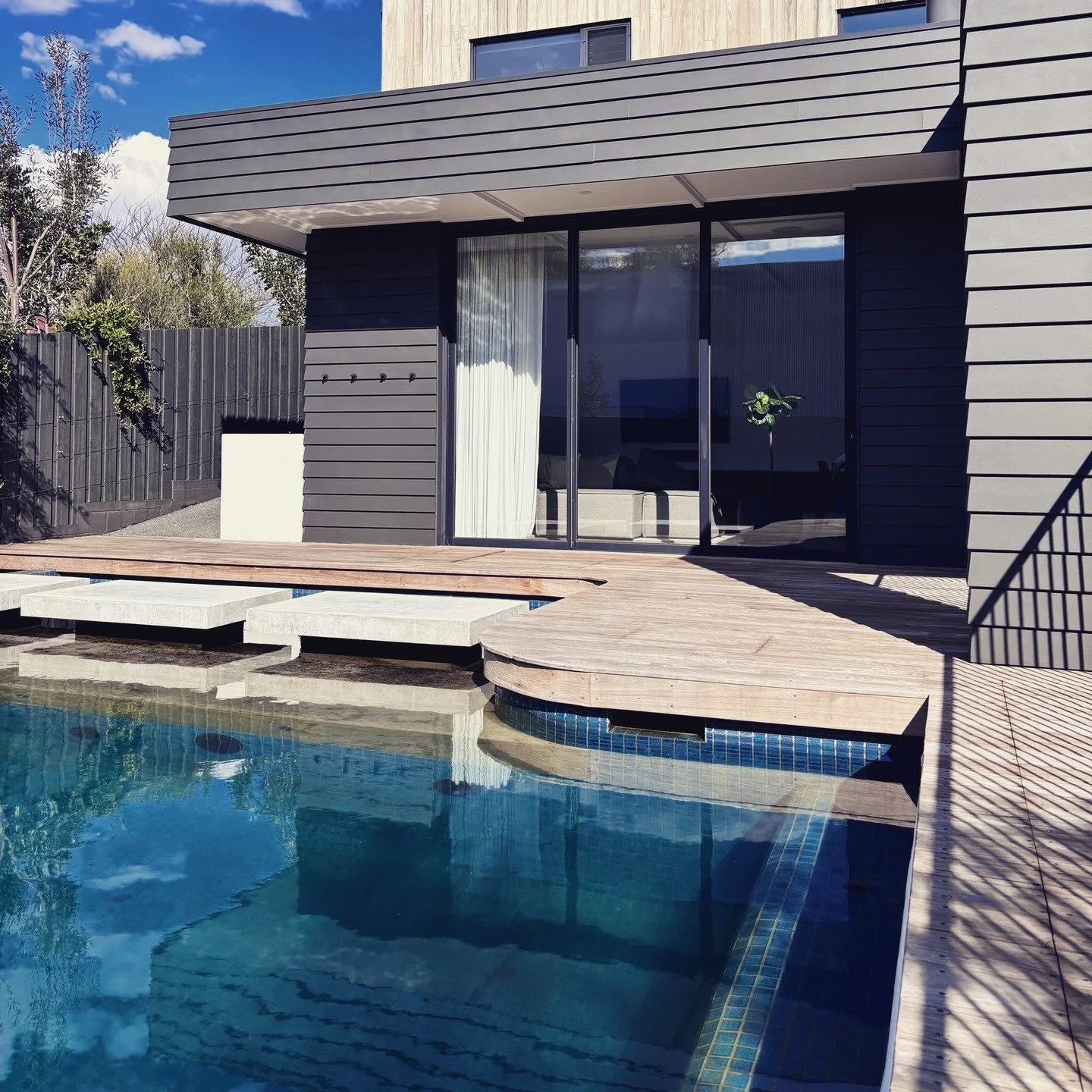 For this Biotop natural pool build, we wanted a smooth, organic flow - so the corner of the deck was curved instead of squared off. To achieve this, the carpenter treated the timber with steam and gently bent it by hand, creating a seamless transitio