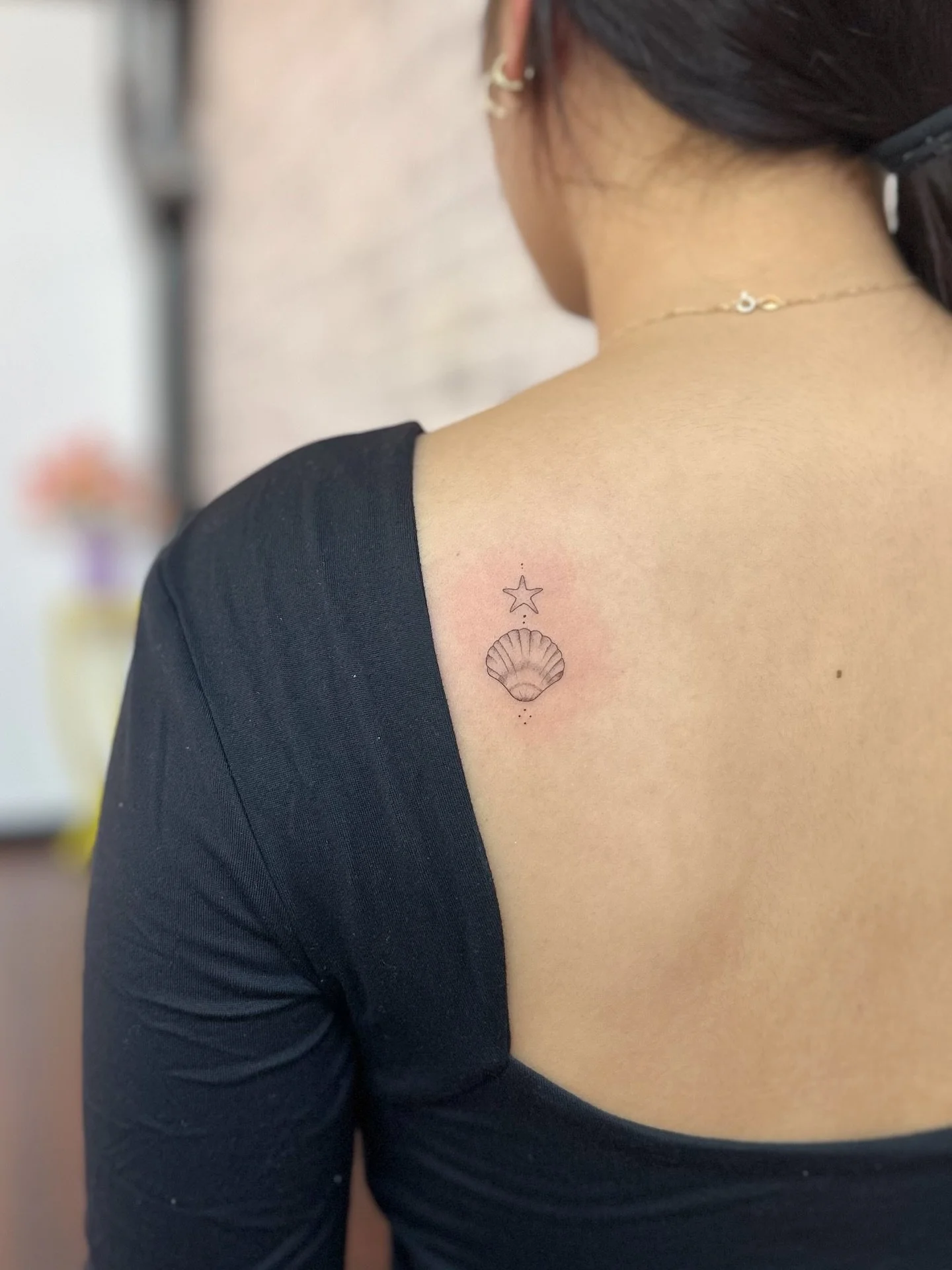 🐚 matching sister tattoos but make it individual 🩷✨ obsessed with these cute lil shells!! 🌊🌙 thankyou angels for the trust with such specials tatts 🥹

⭐️ Want to book in your next tattoo? 

Click the link in my bio to submit a booking enquiry or
