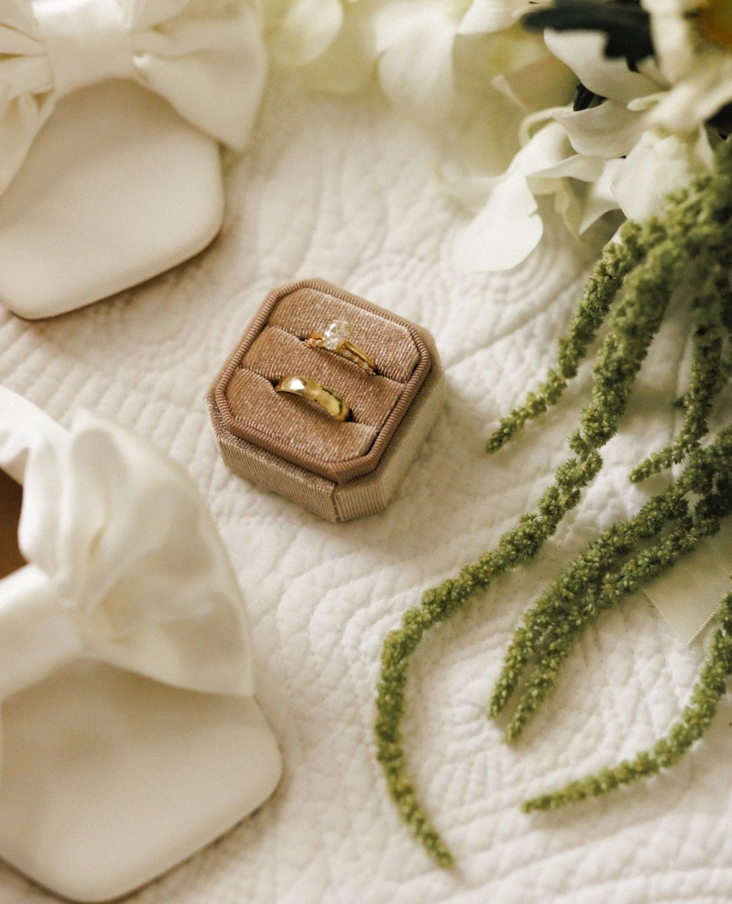 The details that absolutely take your breath away 💍⁠
⁠
Before the vows, before the tears, before the dancing, there's this. The quiet morning light. The rings waiting in their box. The bouquet still fresh. The day not yet begun.⁠
⁠
We never rush pas