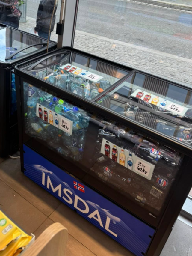 Glaslocksfrys för kylda och frysta produkter i butik. Exempel på effektiv exponering nära entré och kassazon.