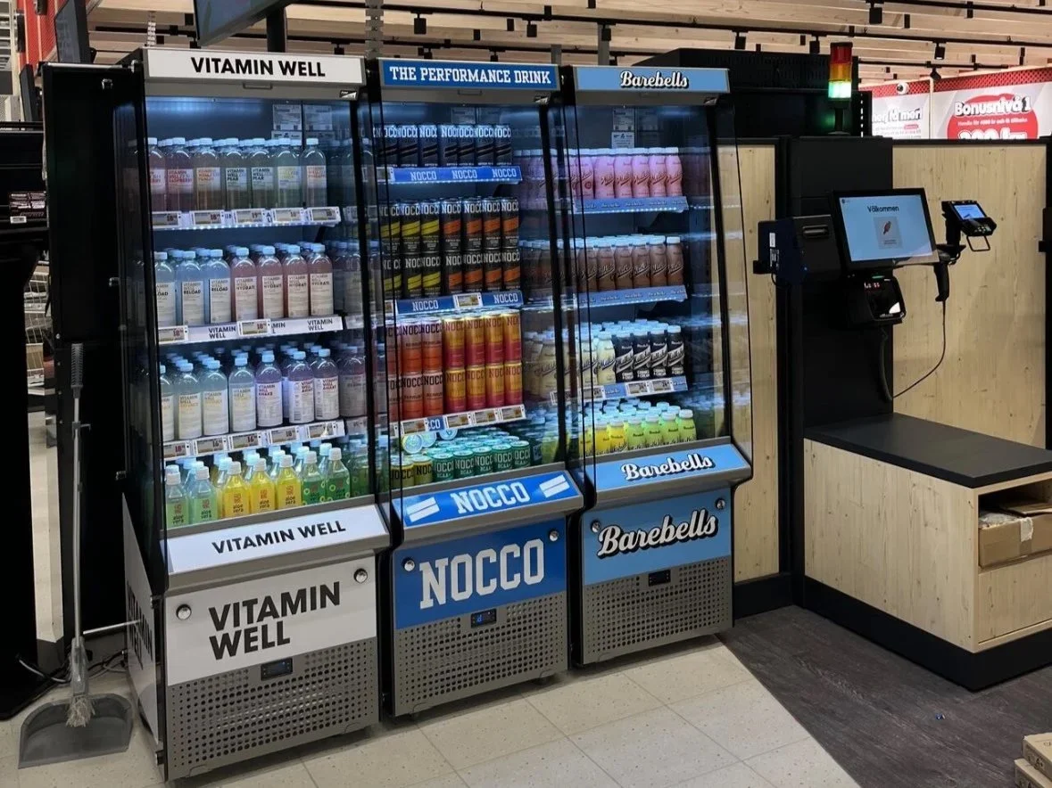 Dryckeskylar med varumärkesprofilering för försäljning av funktionella drycker i butiksmiljö.