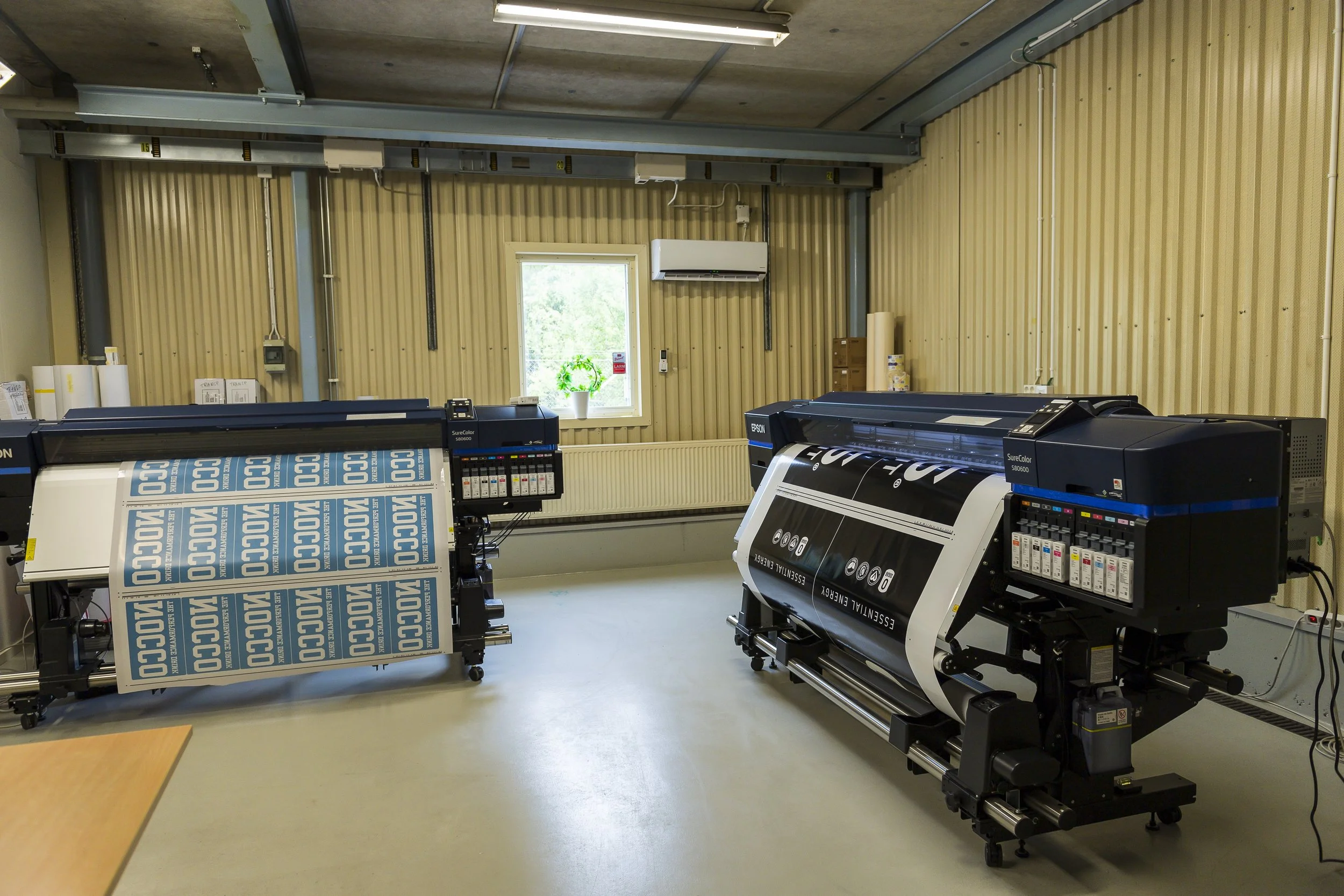 Produktion av dekor för profilerad kyl- och frysutrustning hos NCS i Köping