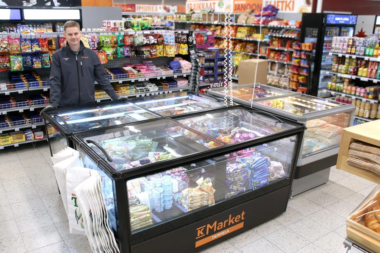 Kommersiell frys för exponering av frysta livsmedel hos återförsäljare