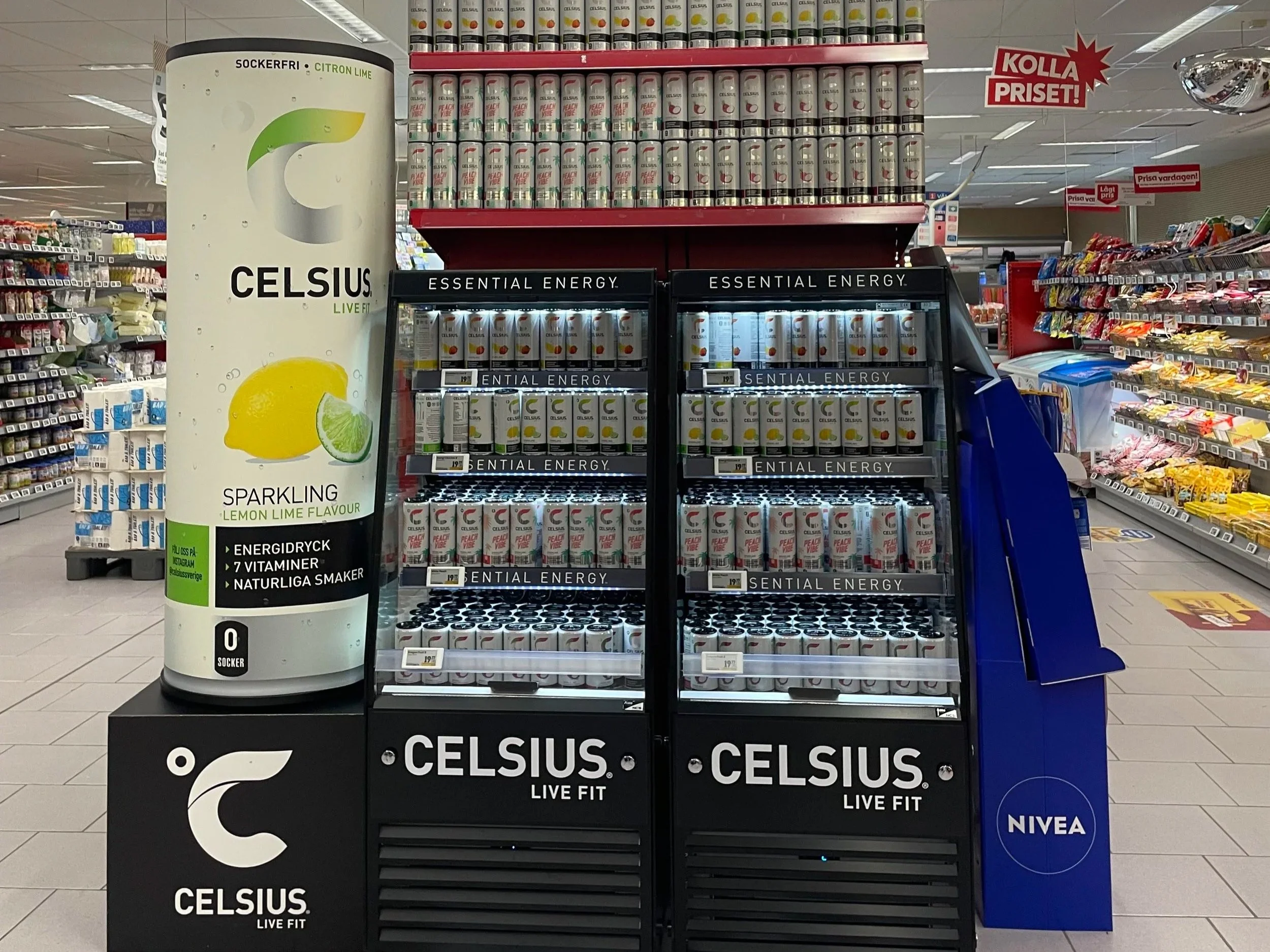 Exponeringskyl för drycker med Celsius energidryck i butik. Exempel på displaykyl för exponering av kylda drycker.