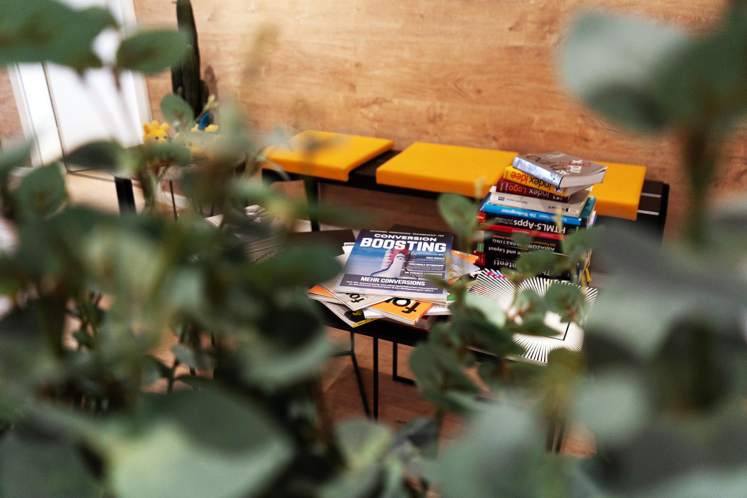 Zeitschriften im Eingangsbereich einer Werbeagentur