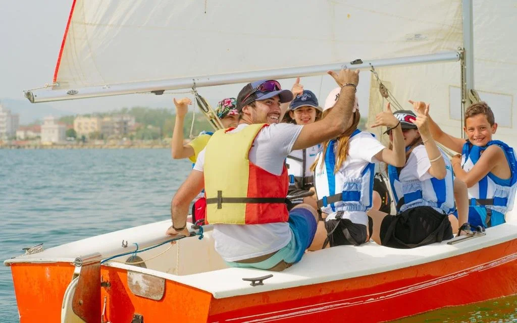 Esperienza di barca a vela sulla costa romagnola