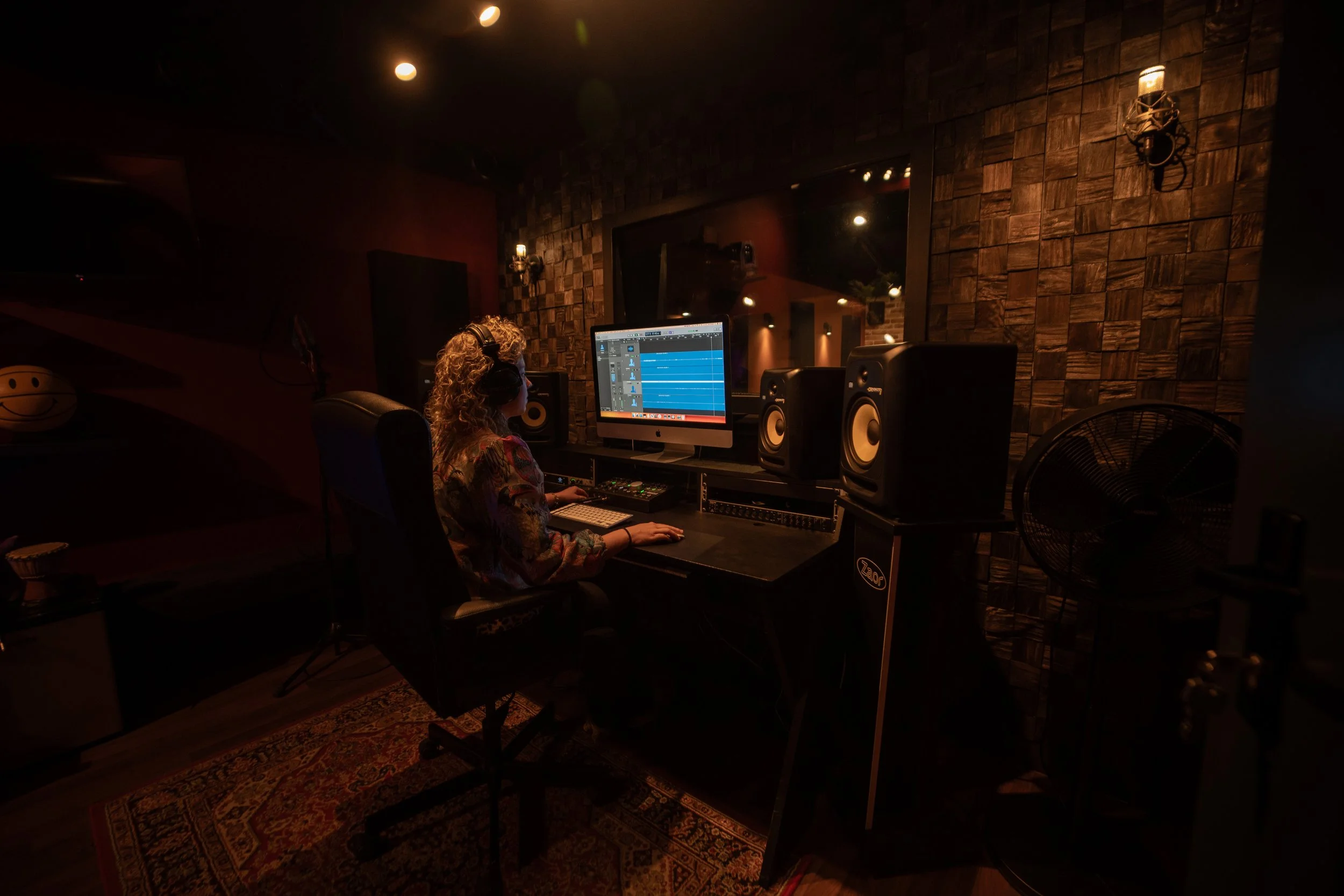 een vrouw zit in de control room de audio te checken in de studio van podcast studio westland