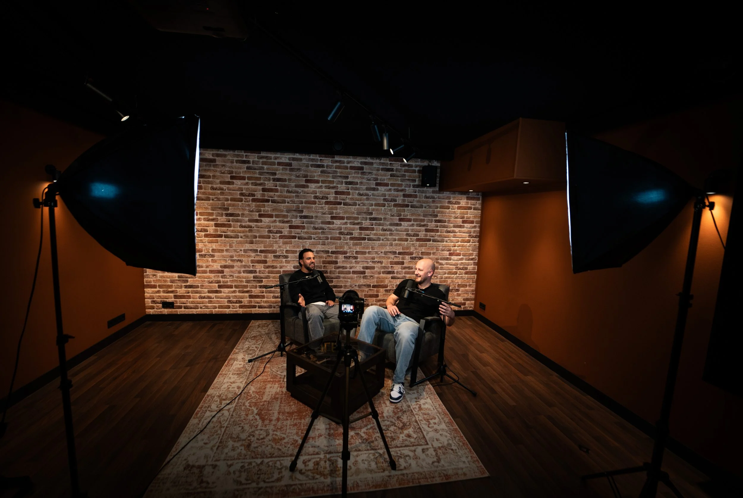 twee mannen zitten in de studio van podcast studio westland 