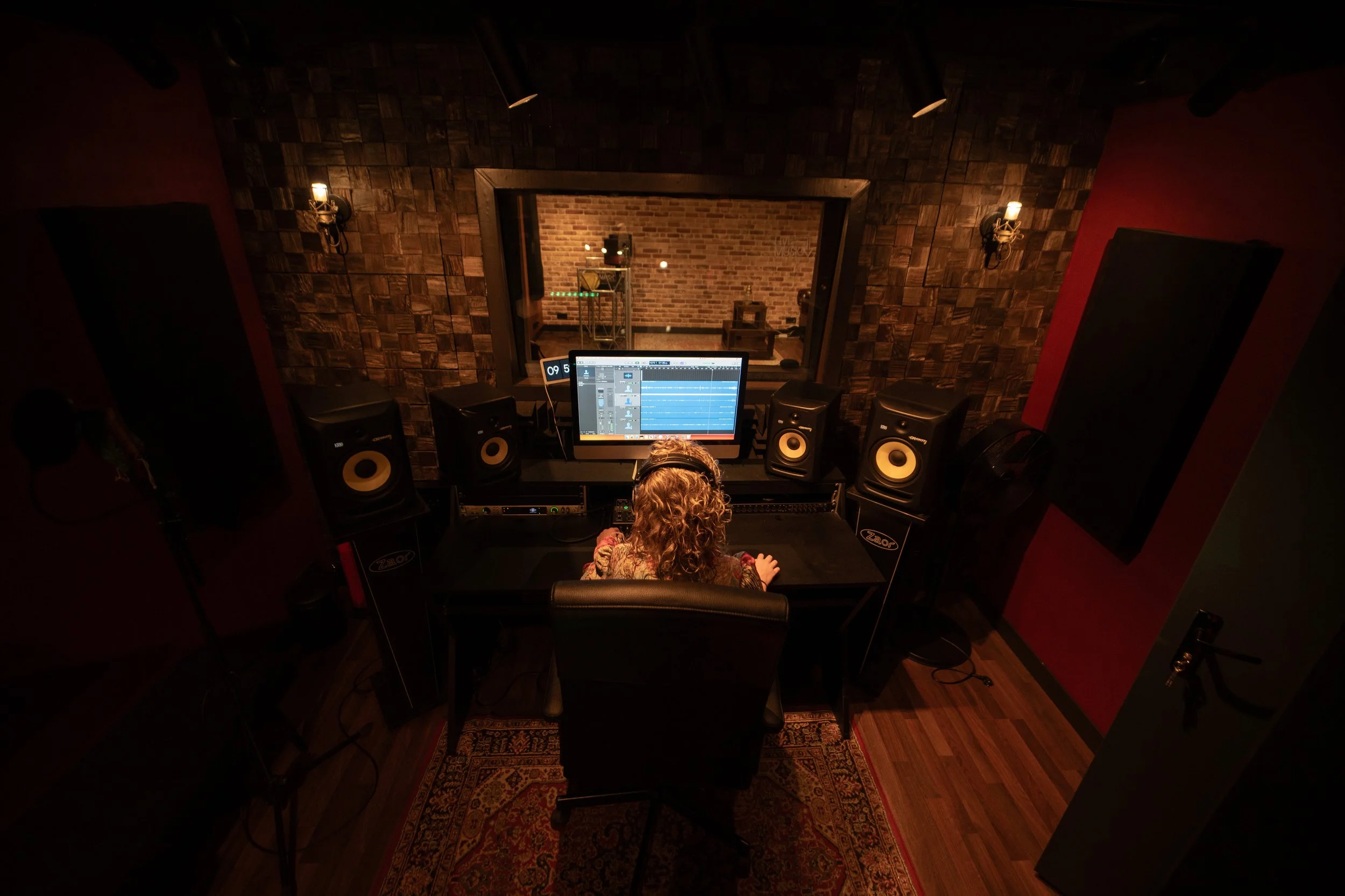 een totaal overzicht van de control room en de podcast studio waar er gewerkt wordt aan de microfoon audio in westland