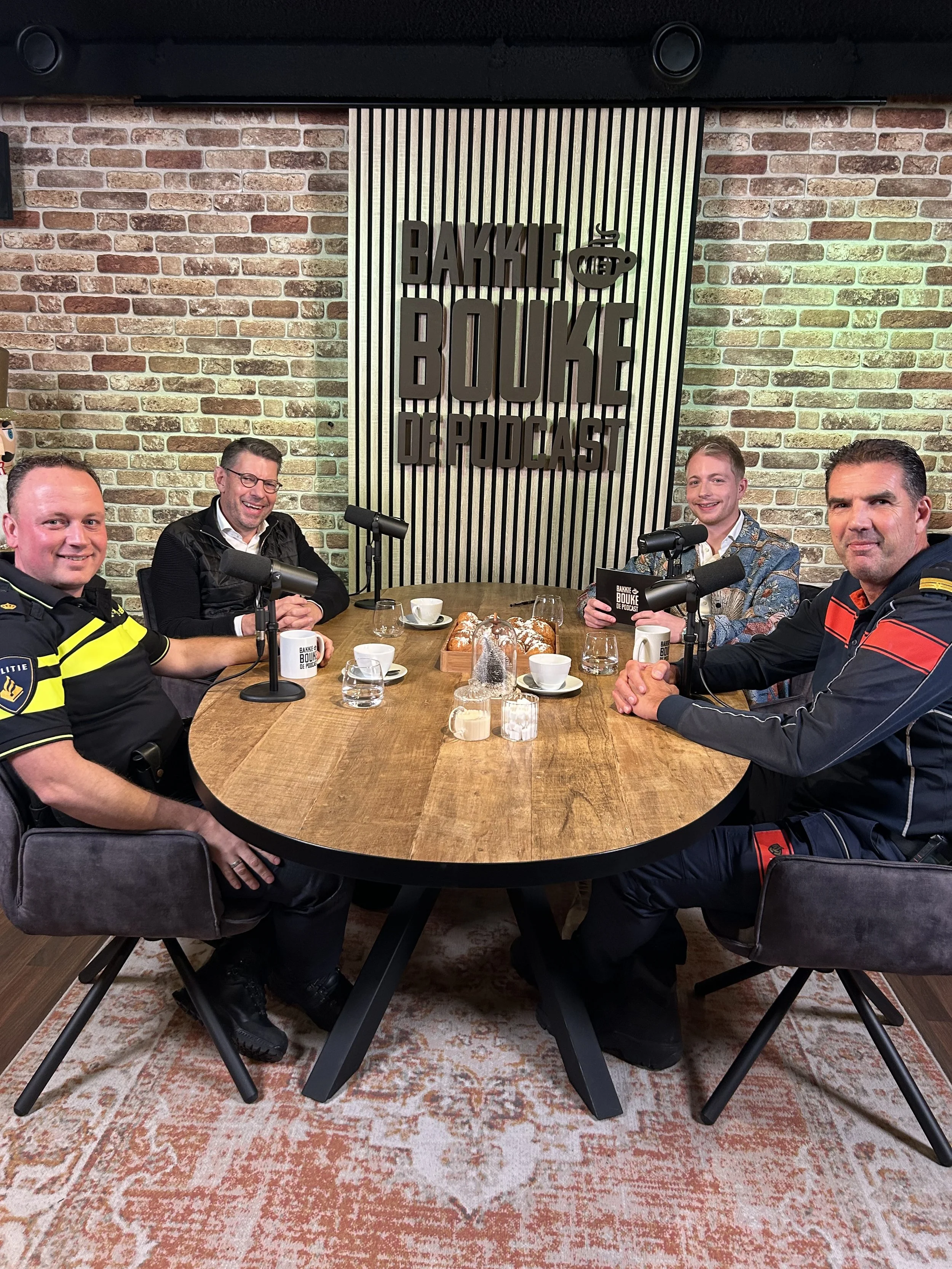 de burgemeester van Westland zit in een podcast met de brandweer en de politie in podcast studio westland