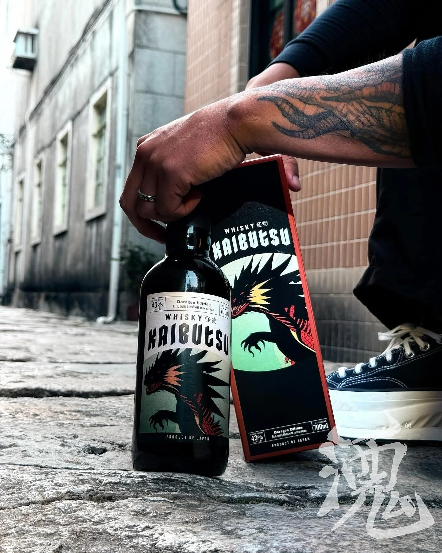 怪物 𝙏𝙝𝙚 𝘽𝙚𝙖𝙨𝙩 𝙍𝙤𝙖𝙢𝙨 𝙃𝙤𝙣𝙜 𝙆𝙤𝙣𝙜 🇭🇰&hellip; 

Amidst the neon-lit streets and hidden alleyways, the Doragon Edition finds its fire in Hong Kong. A city that never sleeps, a whisky that never fades. 

Born in Japan, unleashed in Hon
