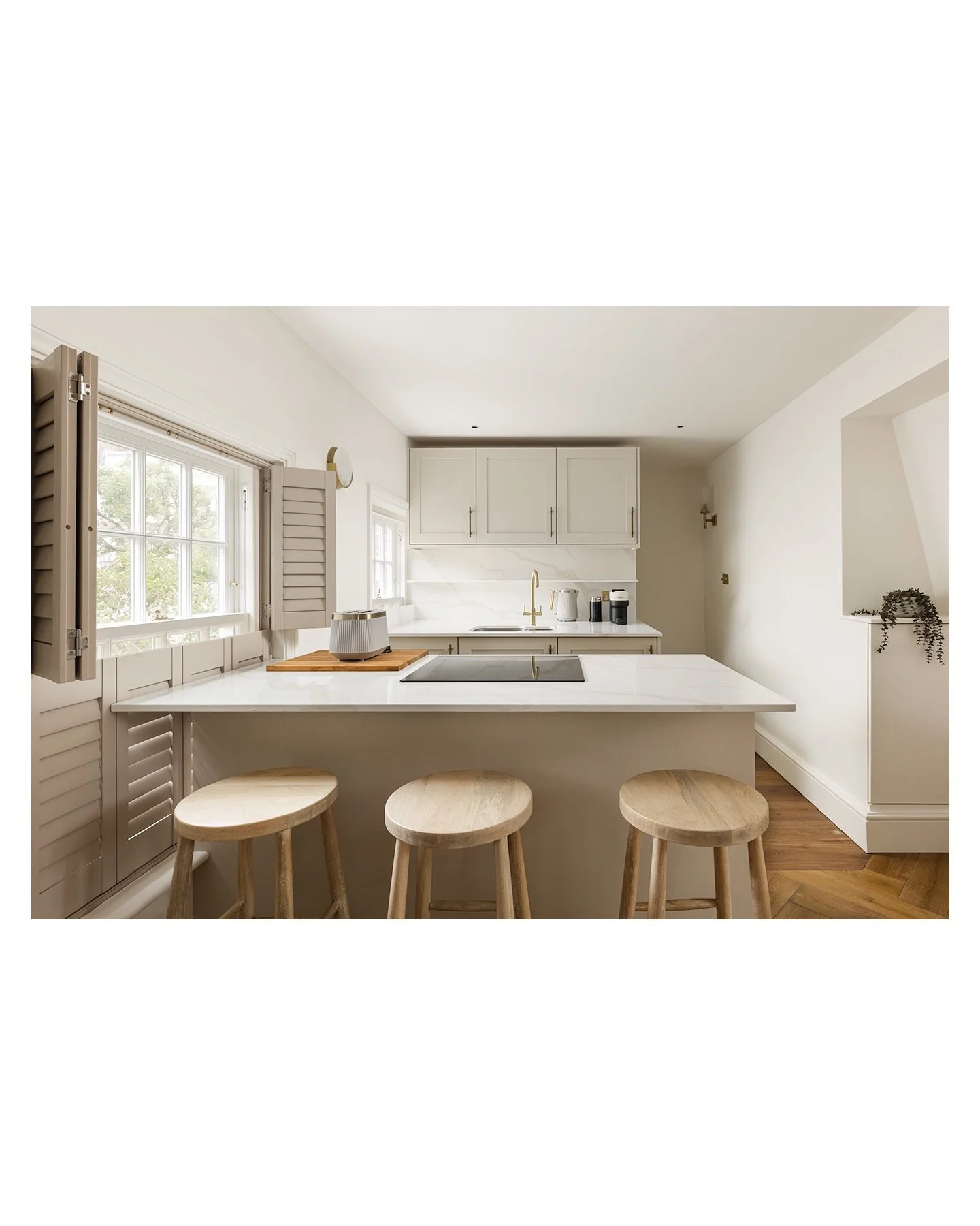 A quiet Pimlico townhouse, ready for guests.
Two bedrooms, private terrace, soft pinks and calacatta marble throughout. Photographed for short-stay listing on Airbnb and Booking.