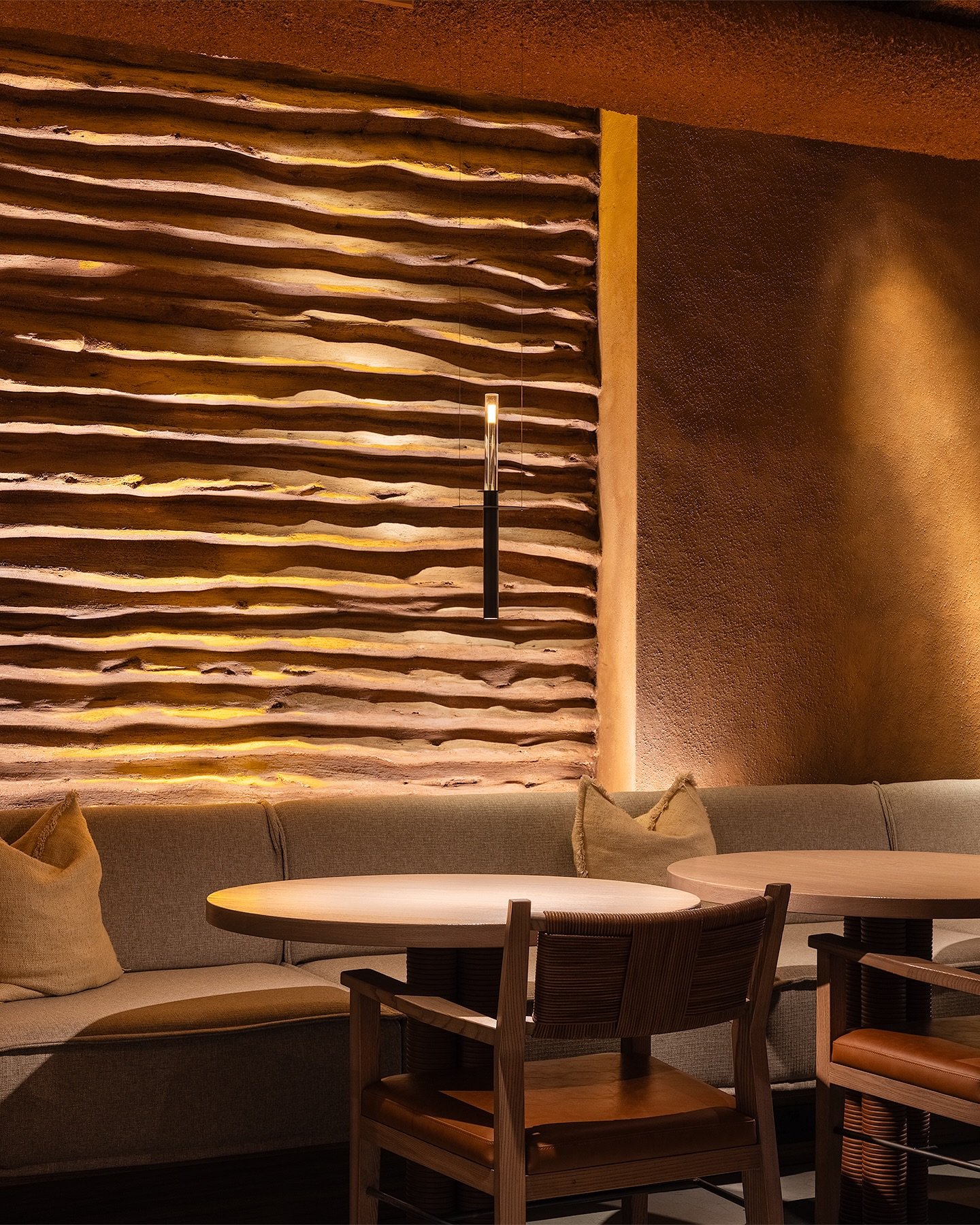 Lights lives in the details.

Photography @olehrosypko.photography 
Lighting design @expolight_net @mykolakabluka 
Interior design @yodezeen_architects 
Restaurant @moi.soho