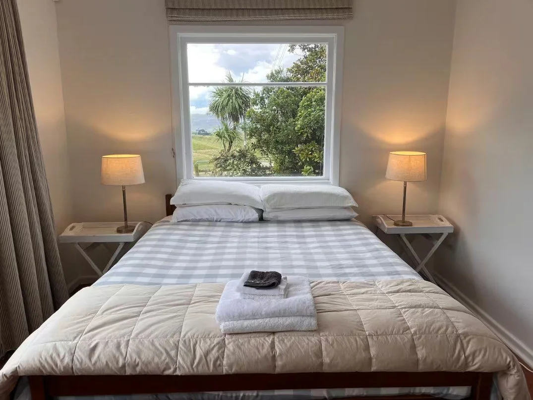 Queen bed.jpg