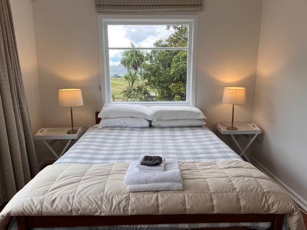 Queen bed.jpg