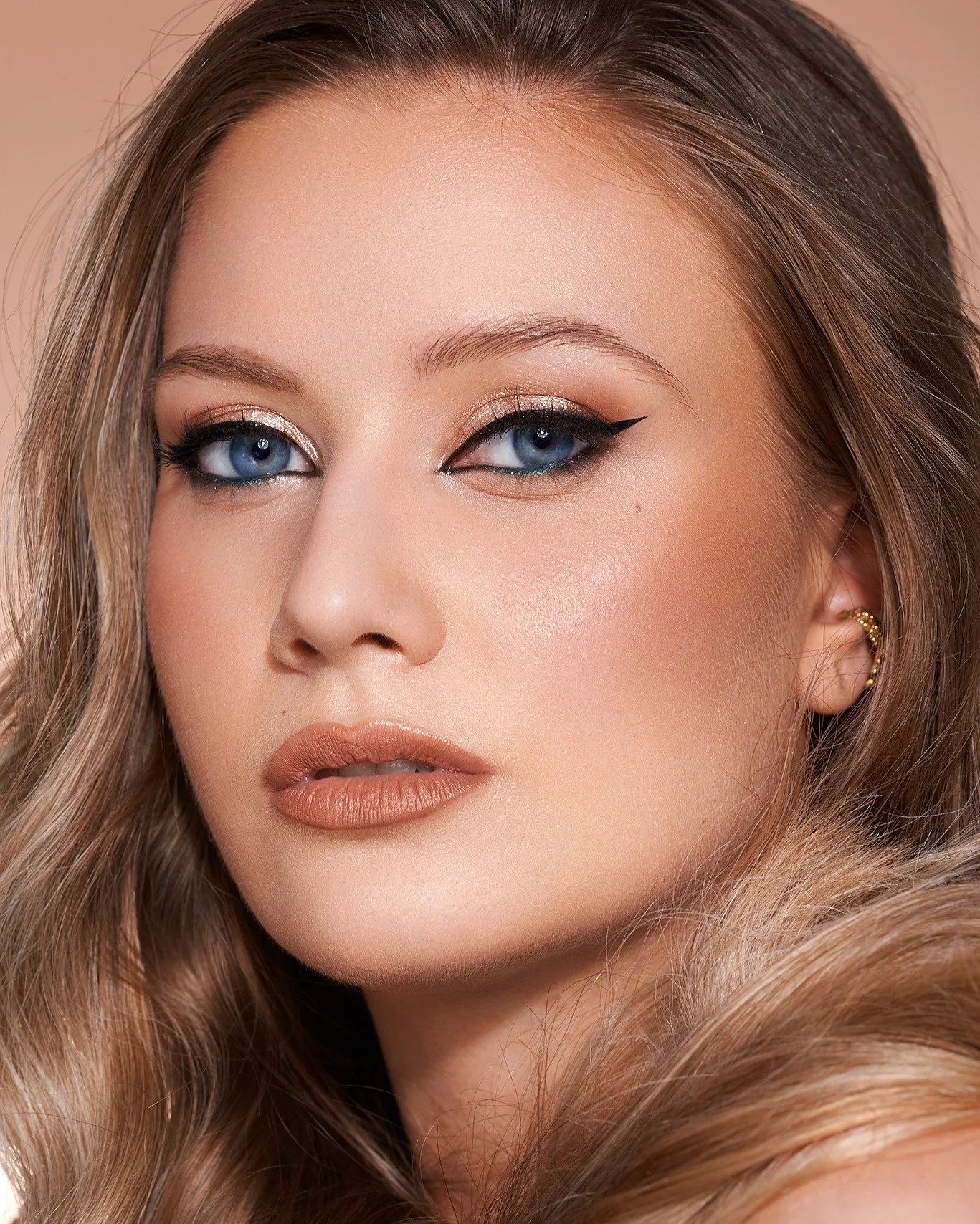 &Uacute;j &eacute;vszak, &uacute;j st&iacute;lus &ndash; v&aacute;ltoztass b&aacute;tran!

Ahogy hűv&ouml;sebb&eacute; v&aacute;lnak a reggelek &eacute;s megjelennek az őszi f&eacute;nyek, valahogy minden nőben megsz&uuml;letik a v&aacute;gy a v&aacu