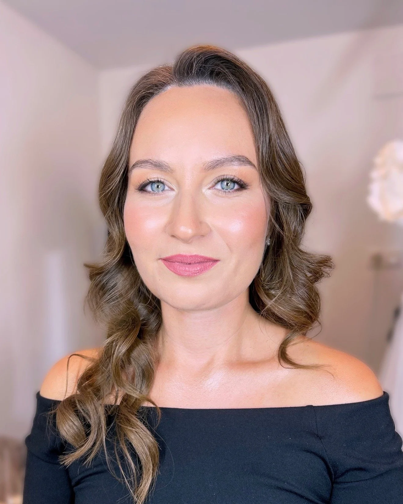 Hogy mitől lesz igaz&aacute;n t&ouml;k&eacute;letes a megjelen&eacute;sed? Egy sminktől, ami kitart reggeltől hajnalig, &eacute;s ami t&eacute;ged t&uuml;kr&ouml;z &ndash; ragyog&oacute;an, &ouml;nazonosan.

Ha most olvasod ezt, &eacute;s m&eacute;g 