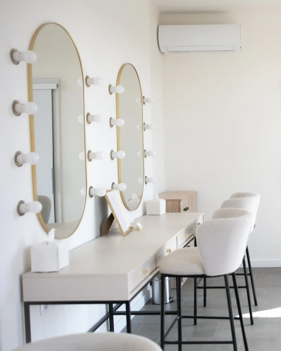 Kedves H&ouml;lgyeim! 

Ilyen csodasz&eacute;p k&ouml;rnyezetben v&aacute;rlak benneteket alkalmi sminkre, egy&eacute;ni vagy p&aacute;ros sminktan&aacute;csad&aacute;sra. Hamarosan pedig el&eacute;rhető lesz az &uacute;j szolg&aacute;ltat&aacute;som