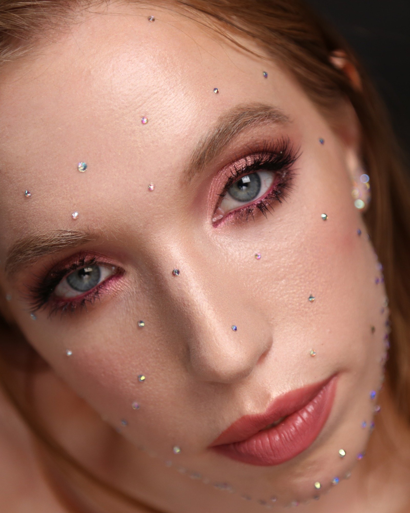 Extra ragyog&aacute;s &ndash; mert az &uuml;nnepek r&oacute;lad is sz&oacute;lhatnak 🔔

Kar&aacute;csonykor minden f&eacute;nyesebb: az utc&aacute;k, a v&aacute;ros, a kar&aacute;csonyfa &ndash; &eacute;s id&eacute;n mi&eacute;rt ne ragyoghatn&aacut