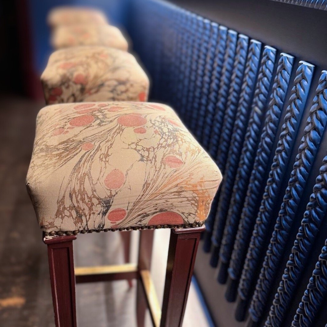 Love the mix of these materials and layered textures in this fabulous little Florentine bar! It instantly creates a space that's intimate, elegant, and inviting. Feels effortlessly stylish - think we'll hang out a little longer...🍸

#InteriorDesign 