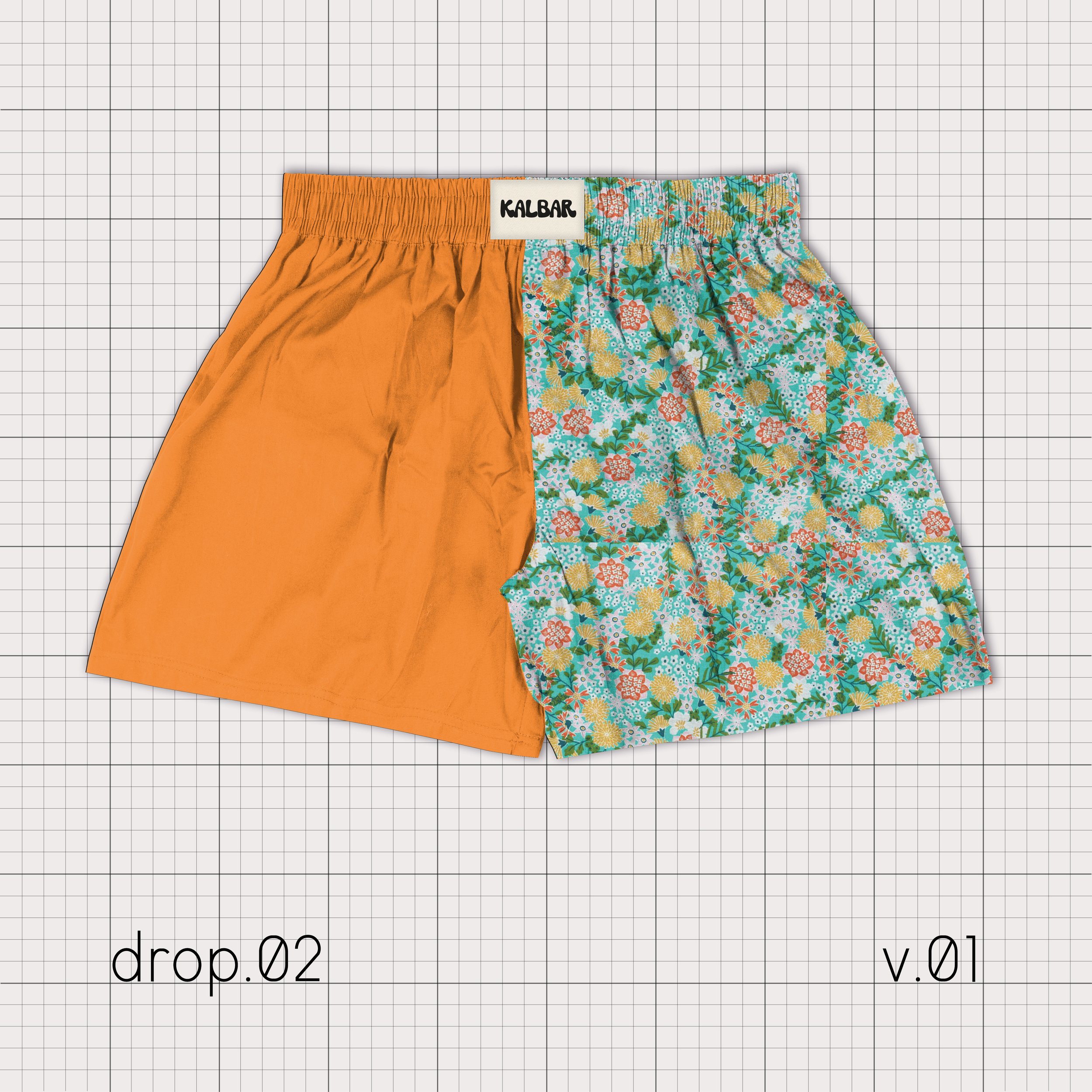 Deux shorts, l'un orange uni et l'autre à motif floral multicolore, côte à côte sur un fond quadrillé.