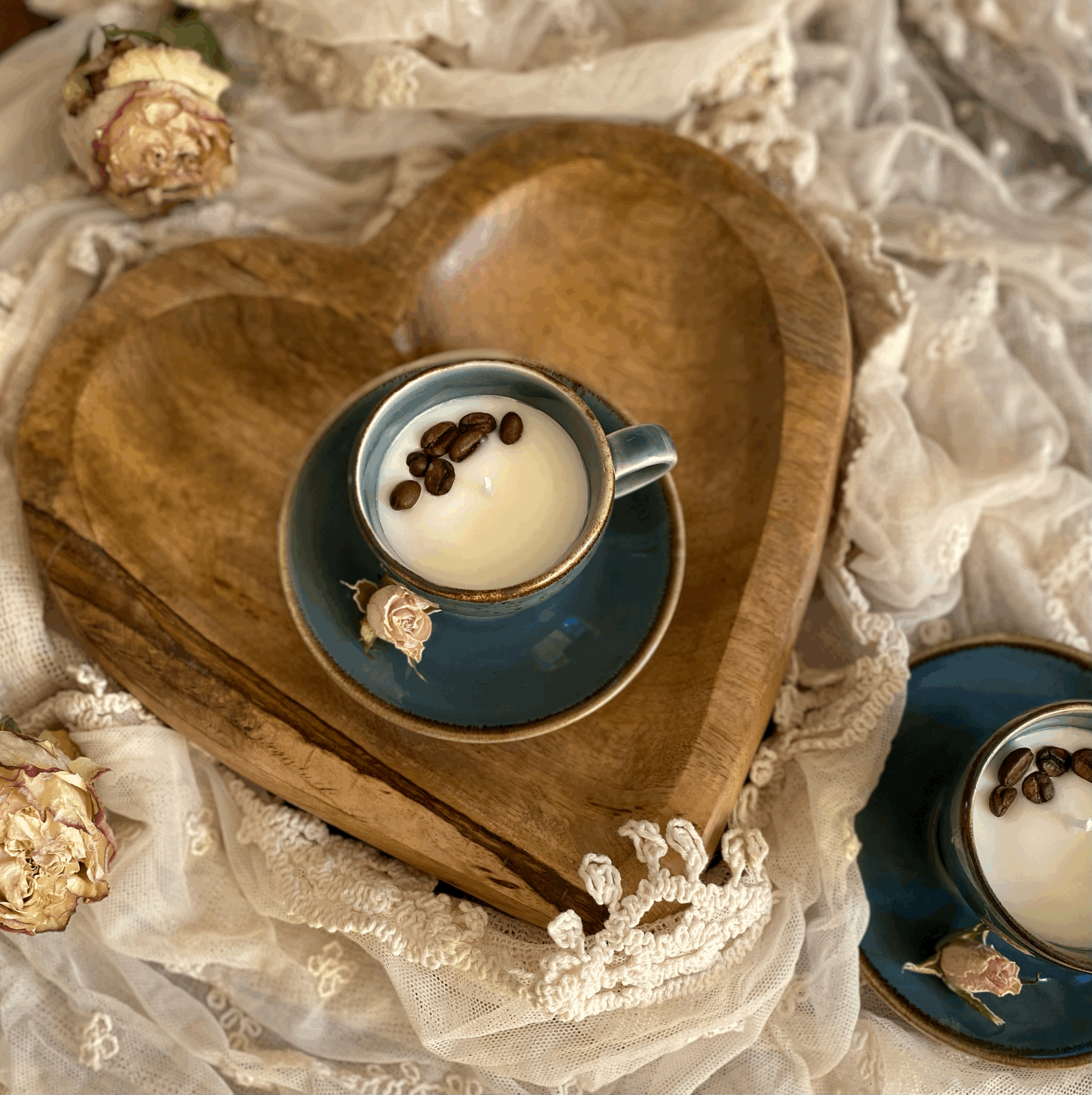 Kerze in Kaffeetasse mit Kaffe Duft