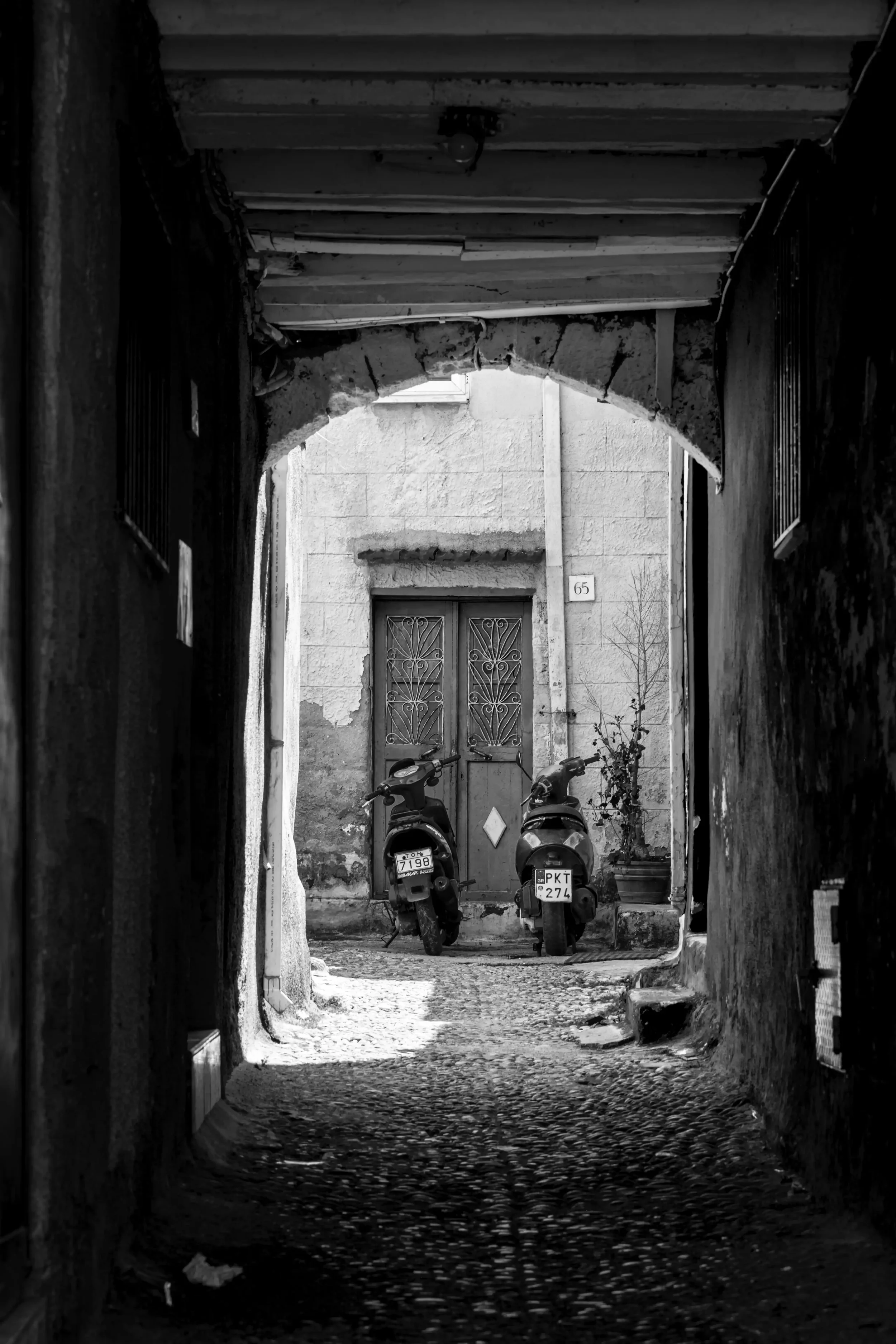 Picture of a backsteet in Rhodes Old Town, taken April 2025.