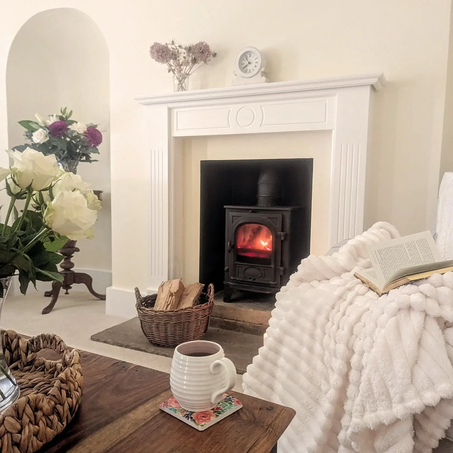 Fireside luxury at Fox &amp; Hounds Farmhouse ✨🔥 The perfect retreat for autumn evenings. Limited availability for upcoming dates &mdash; book your escape now.

#FiresideNights #CosyLuxury #AutumnRetreat #CountrysideEscape