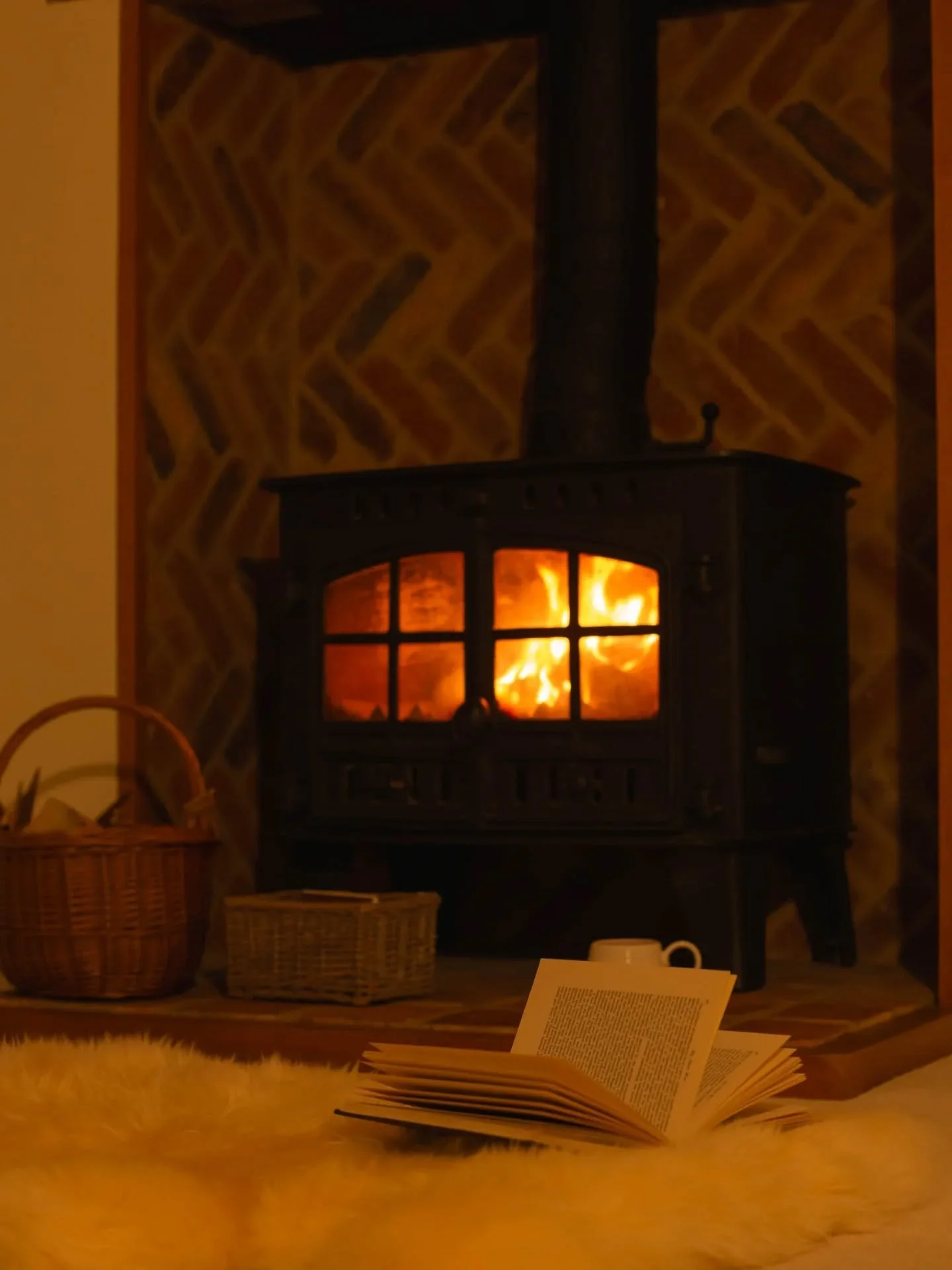 When the world outside drifts away and the log burner&rsquo;s glow takes over&hellip; this is where winter feels magical ❄️ Gather your favourite people and make it a cosy countryside escape.
🔥 Book your winter stay today.
#winterretreat #Countrysid