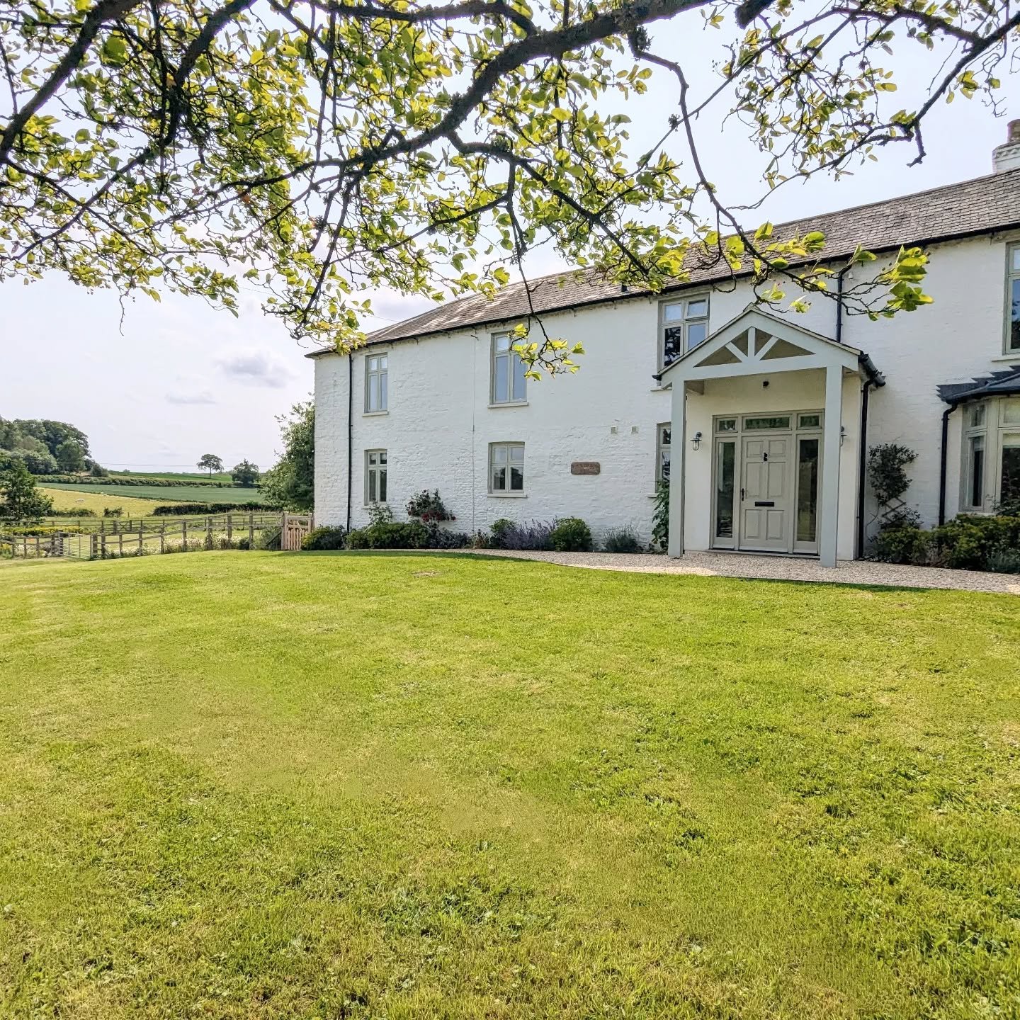 Hidden in the Buckinghamshire countryside, Fox &amp; Hounds Farmhouse offers exclusive stays with comfort in every detail ✨

🌿Unwind, reconnect and experience slow living at its best🌿

📍Only an hour from London 
🌳 Beautiful countryside 
💦Heated 