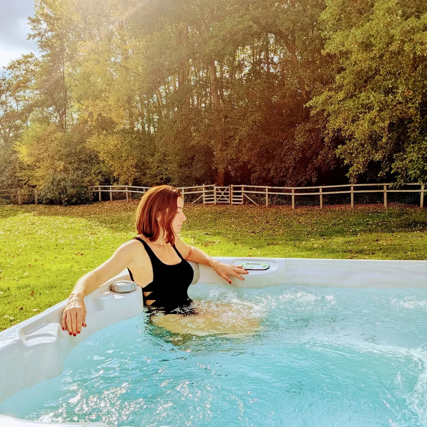 Sunset, stillness, and space to breathe 🌅💦

At Tilehouse Retreats, the only agenda is to unwind.
Soak under open skies, listen to the trees, and let the countryside work its magic.

Gather your favourite people, slow the pace, and head home complet