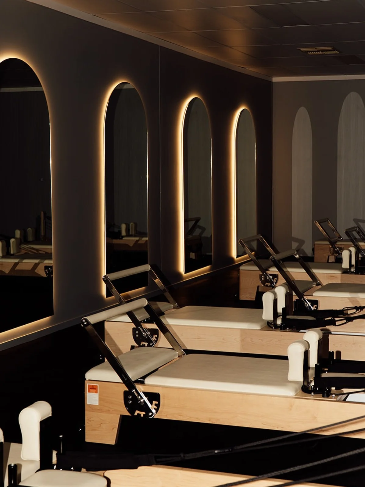 Your routine, waiting for you.

Reformer + Mat Pilates.

Small classes. Thoughtful programming. A space built to move well and get stronger.

📍Studio M, Roma.