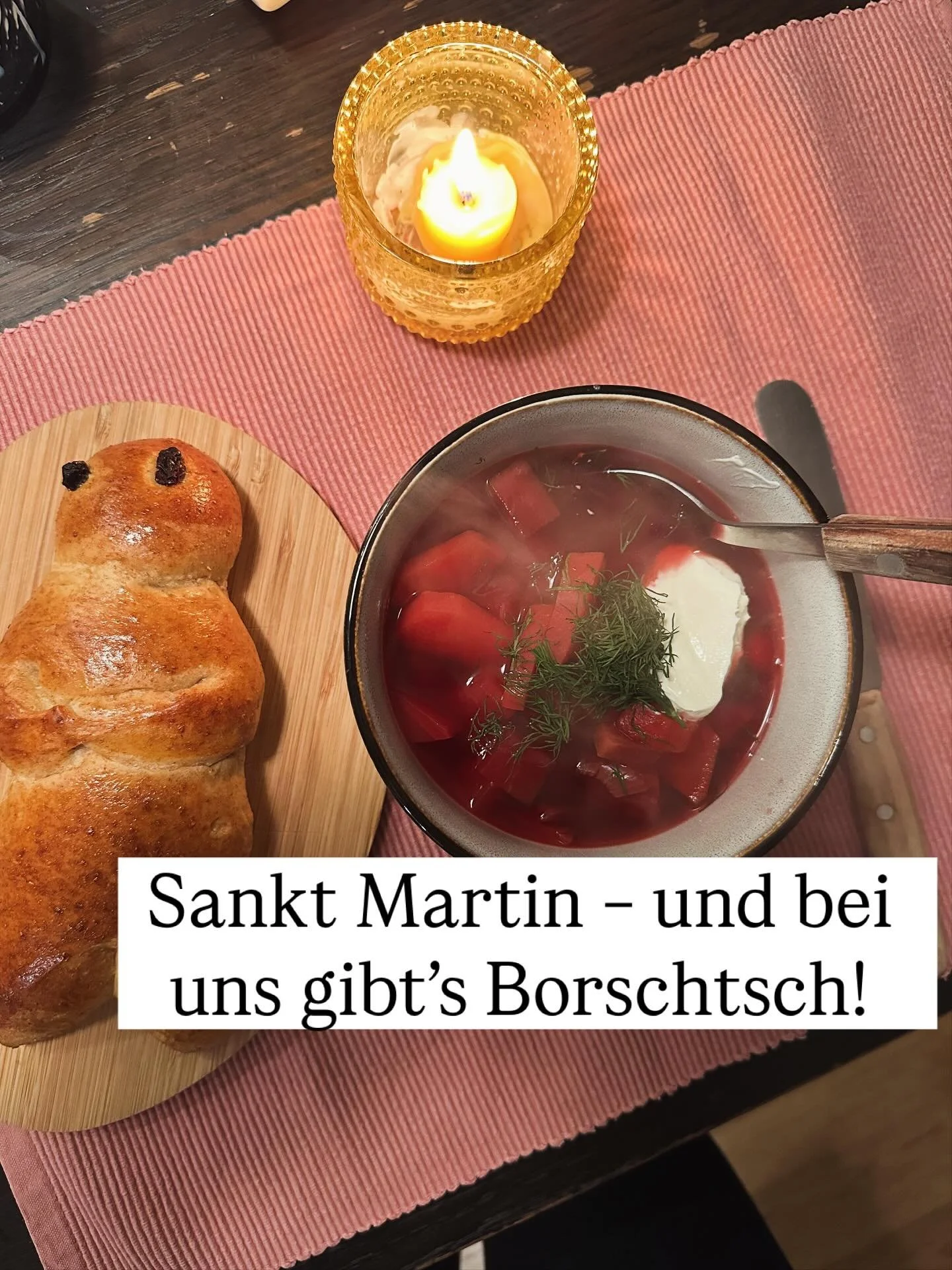 Es ist so sch&ouml;n, wenn man wenigstens einmal im Jahr genau wei&szlig;, was man kocht! 😃🍲🫜
Seit einigen Jahren gibt es bei uns zu Sankt Martin immer Borschtsch, die russische Rote-Bete-Suppe.
Mittags kommen alle Zutaten in den Slowcooker, und w