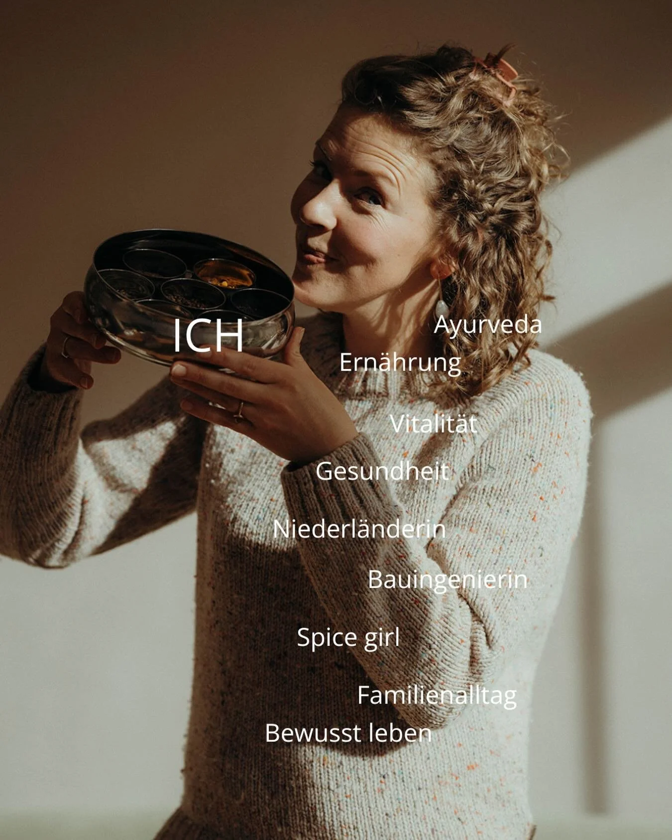 Hallo, ich bin Darinde 🌿✨
Viele von euch kennen mich vielleicht noch nicht pers&ouml;nlich &ndash; h&ouml;chste Zeit, dass ich mich nach 3 Jahren auf Instagram endlich vorstelle 😅
Urspr&uuml;nglich komme ich aus dem Ingenieurwesen und habe Bauunter