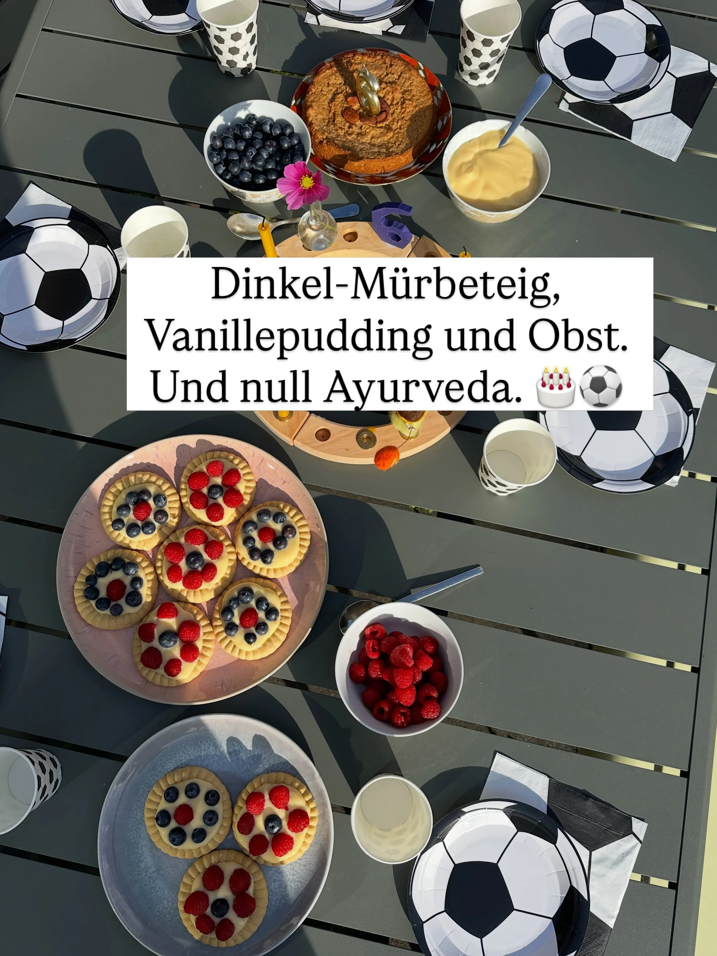 Dinkel-M&uuml;rbeteig, Vanillepudding und Obst. Und null Ayurveda. 🎂⚽

Ich organisiere Kindergeburtstage einfach unglaublich gern. Beim 9. meiner Tochter war ich fast ein bisschen entt&auml;uscht, denn sie hat so gut wie alles selbst geplant 😅 Beim
