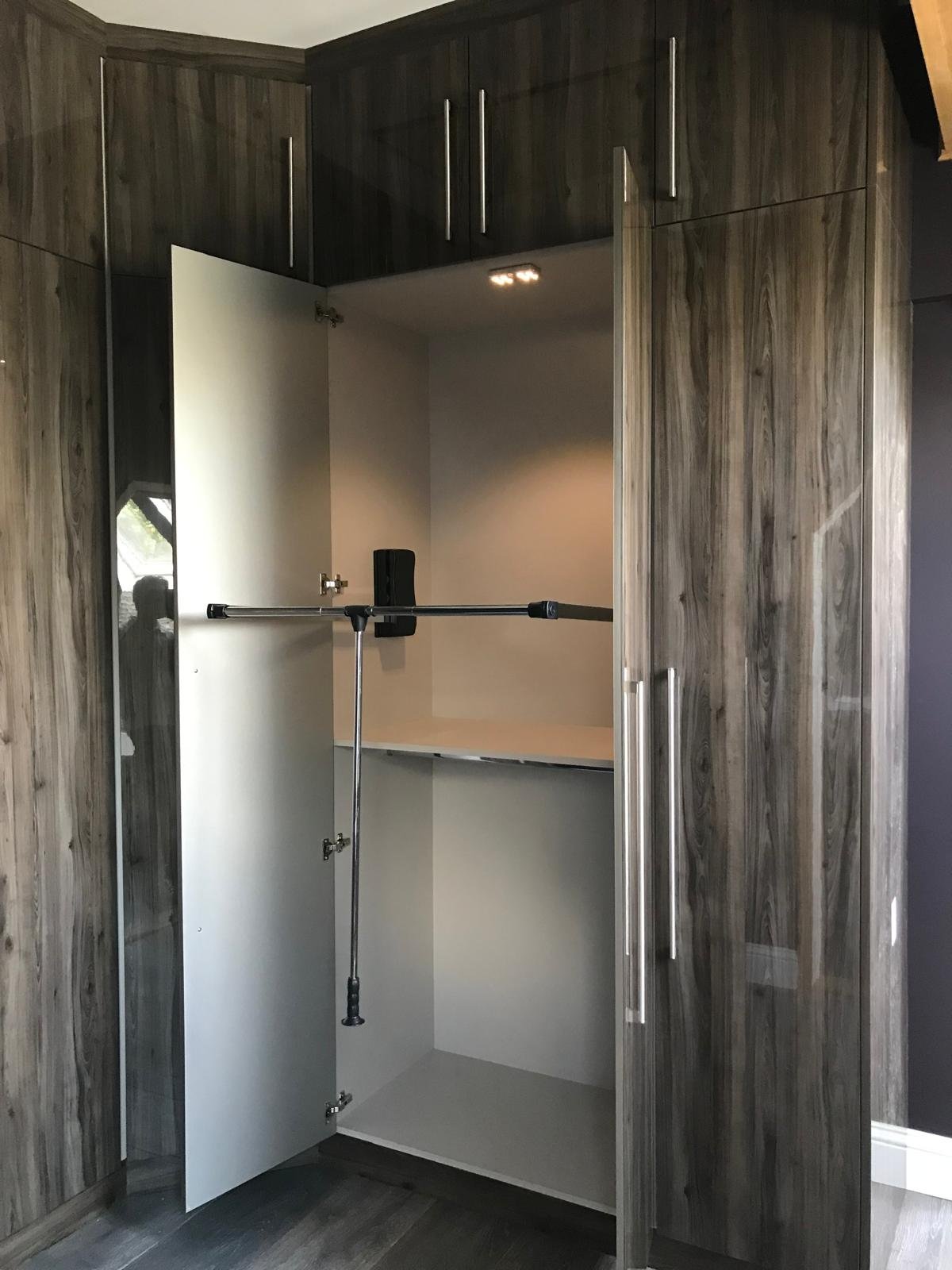 jap gloss dressing room 3.jpg