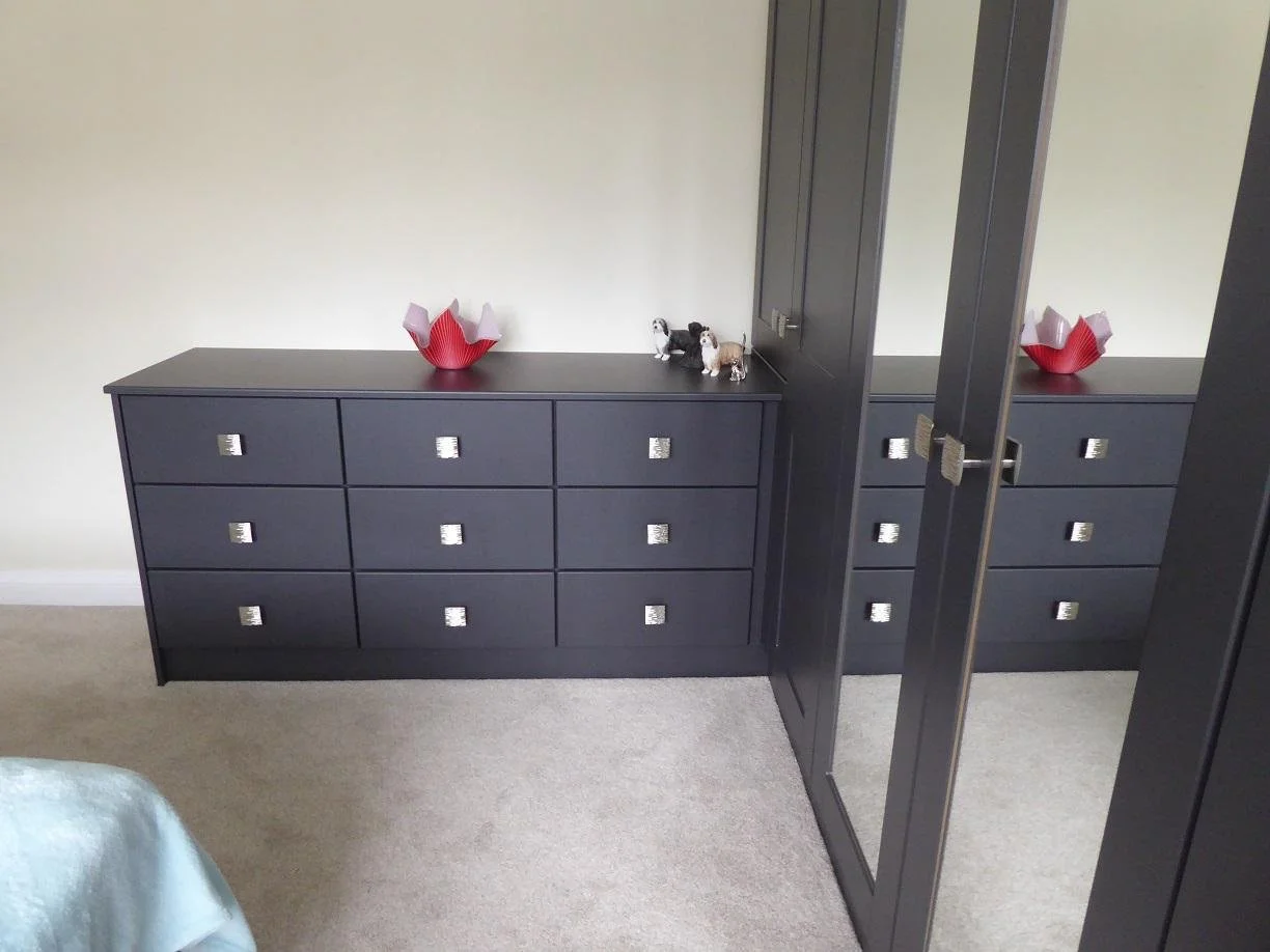 fitted wardrobes. fitted bedroom. dark graphite. Bella SHAKER. full mirror foors. stable door. corner storage. bank of drawers. square knobs. Midhurst. West Sussex