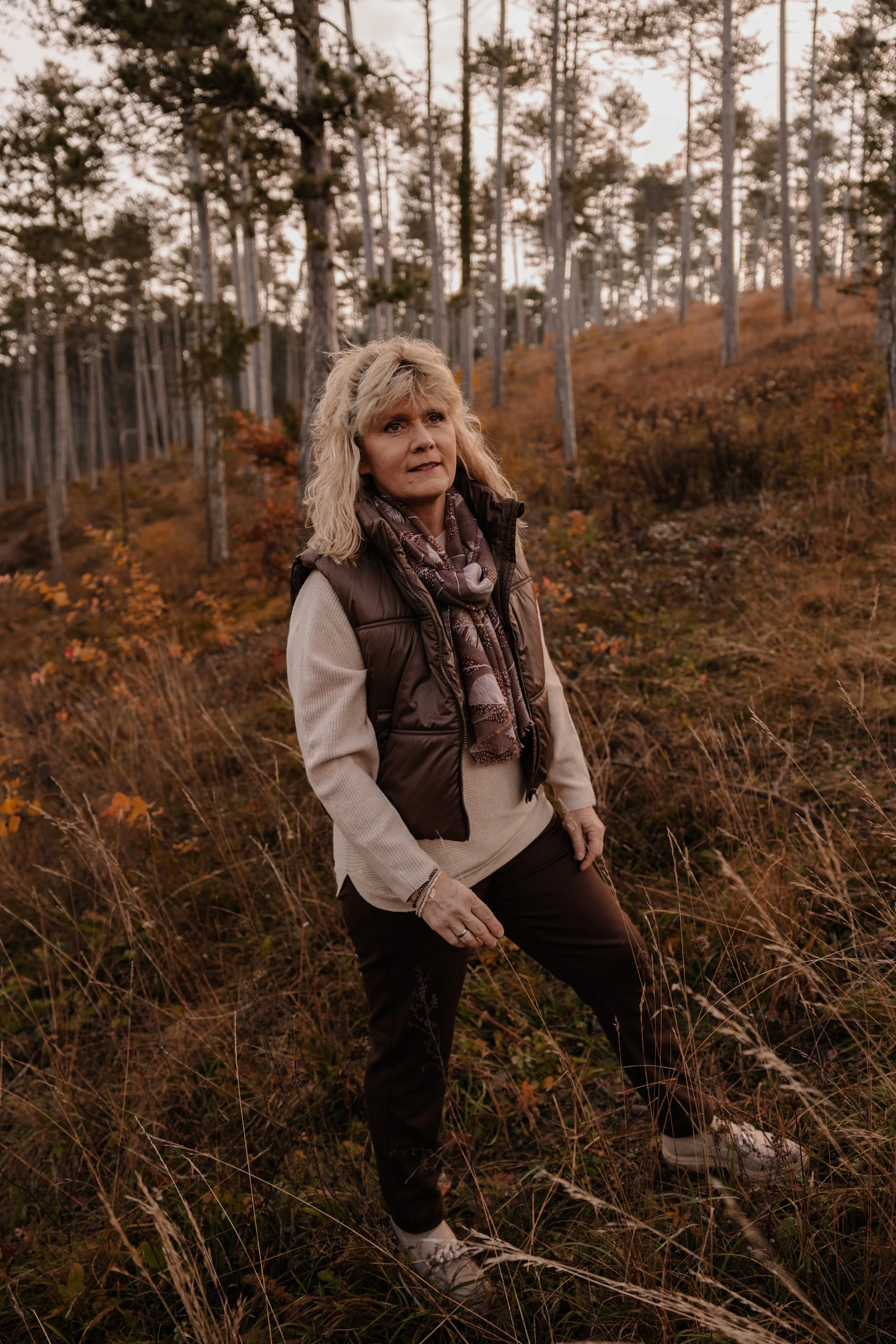 nathalieleitner-fotograife-portraitfotografie-herbst-wald.jpeg