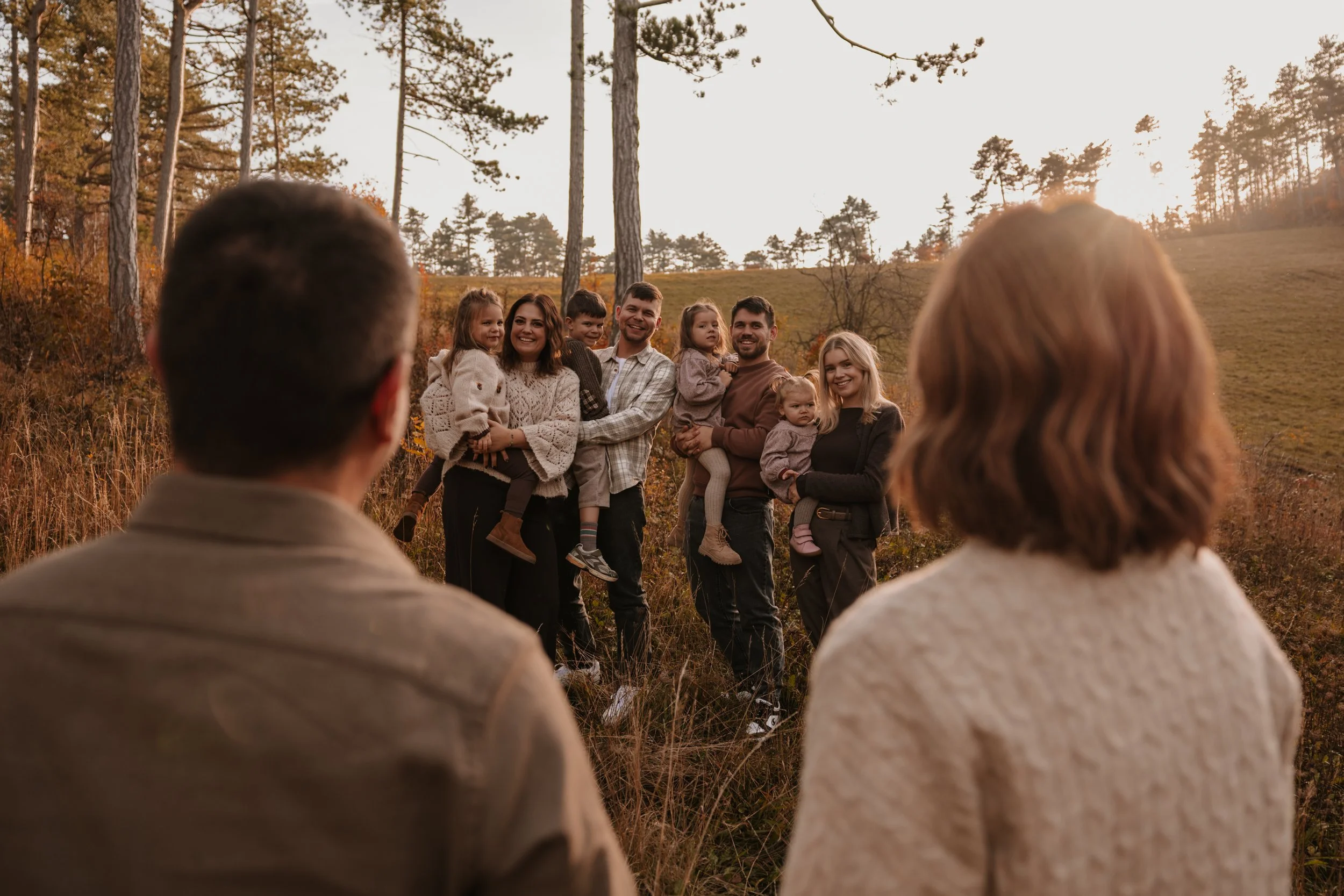Glückliche Familie in der Natur im Herbst