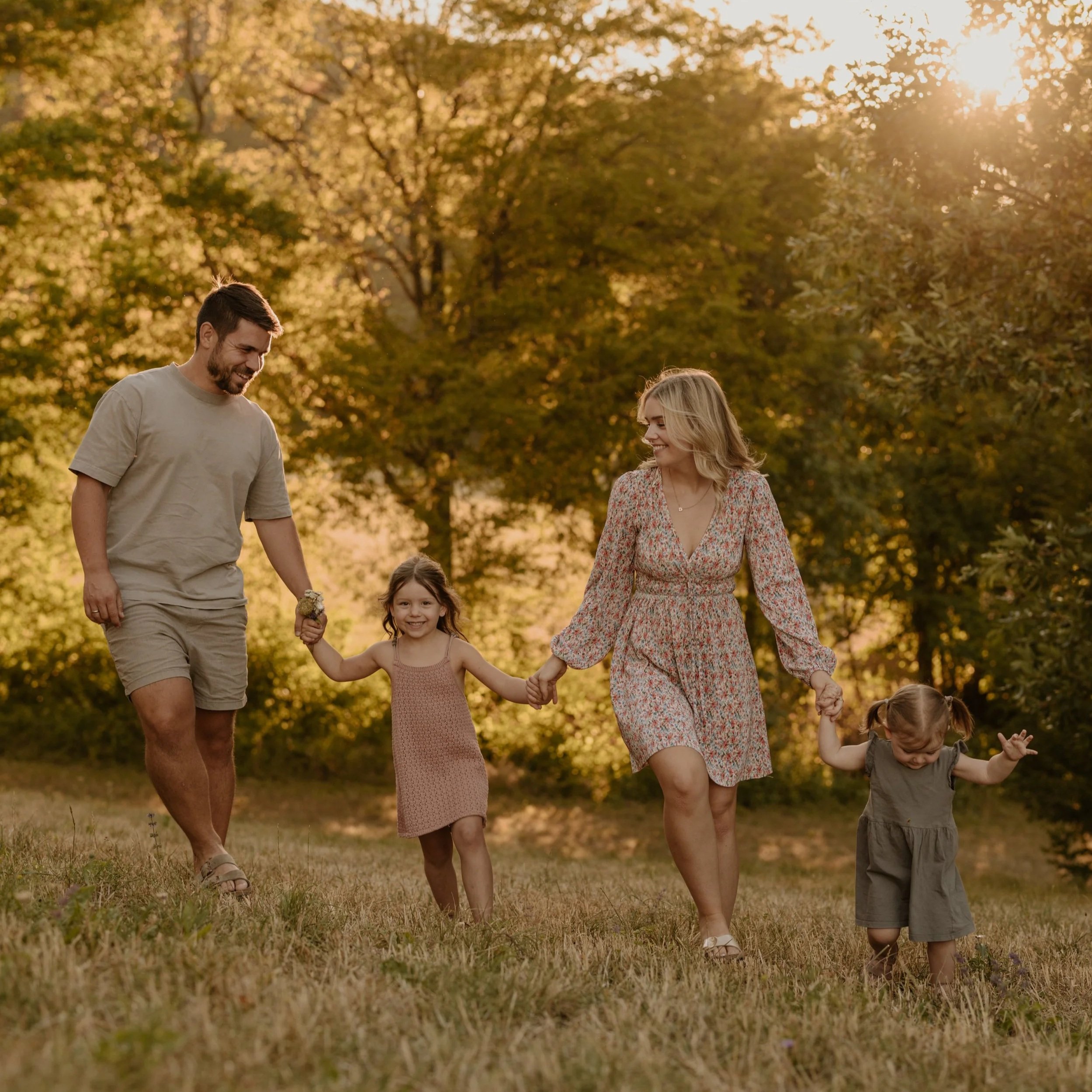 Familienfotos im Abendlicht, Hand in Hand