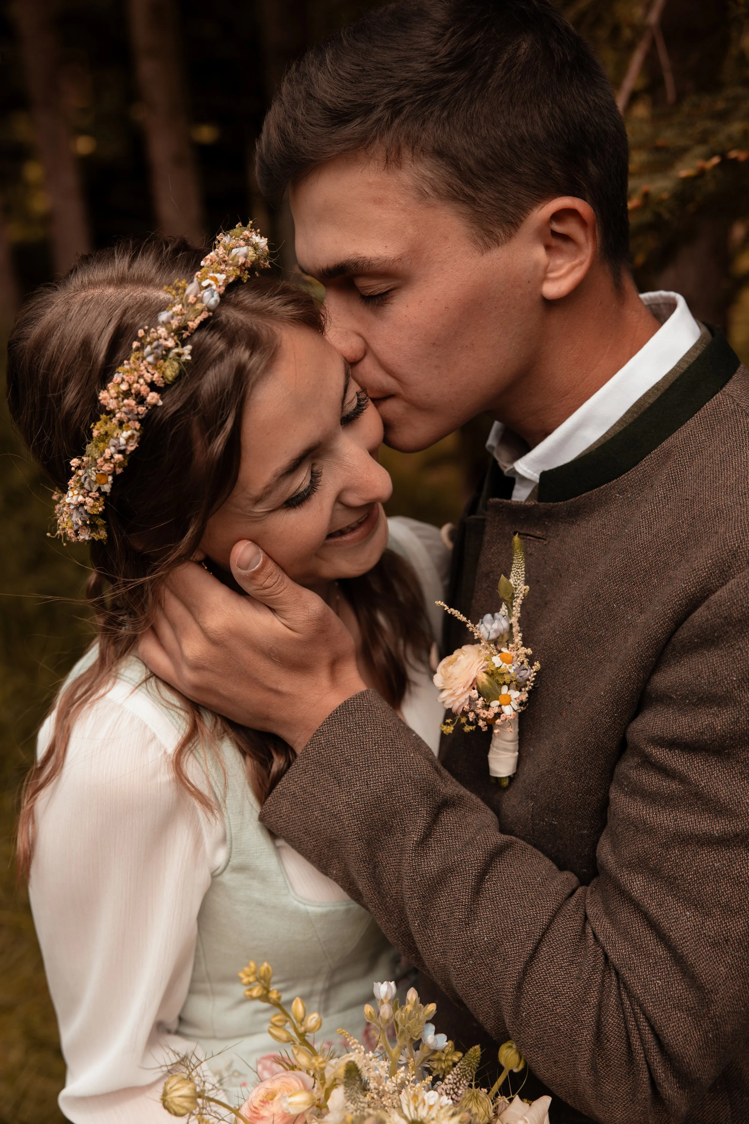 Braut und Bräutigam in der Natur im Trachtenoutfit