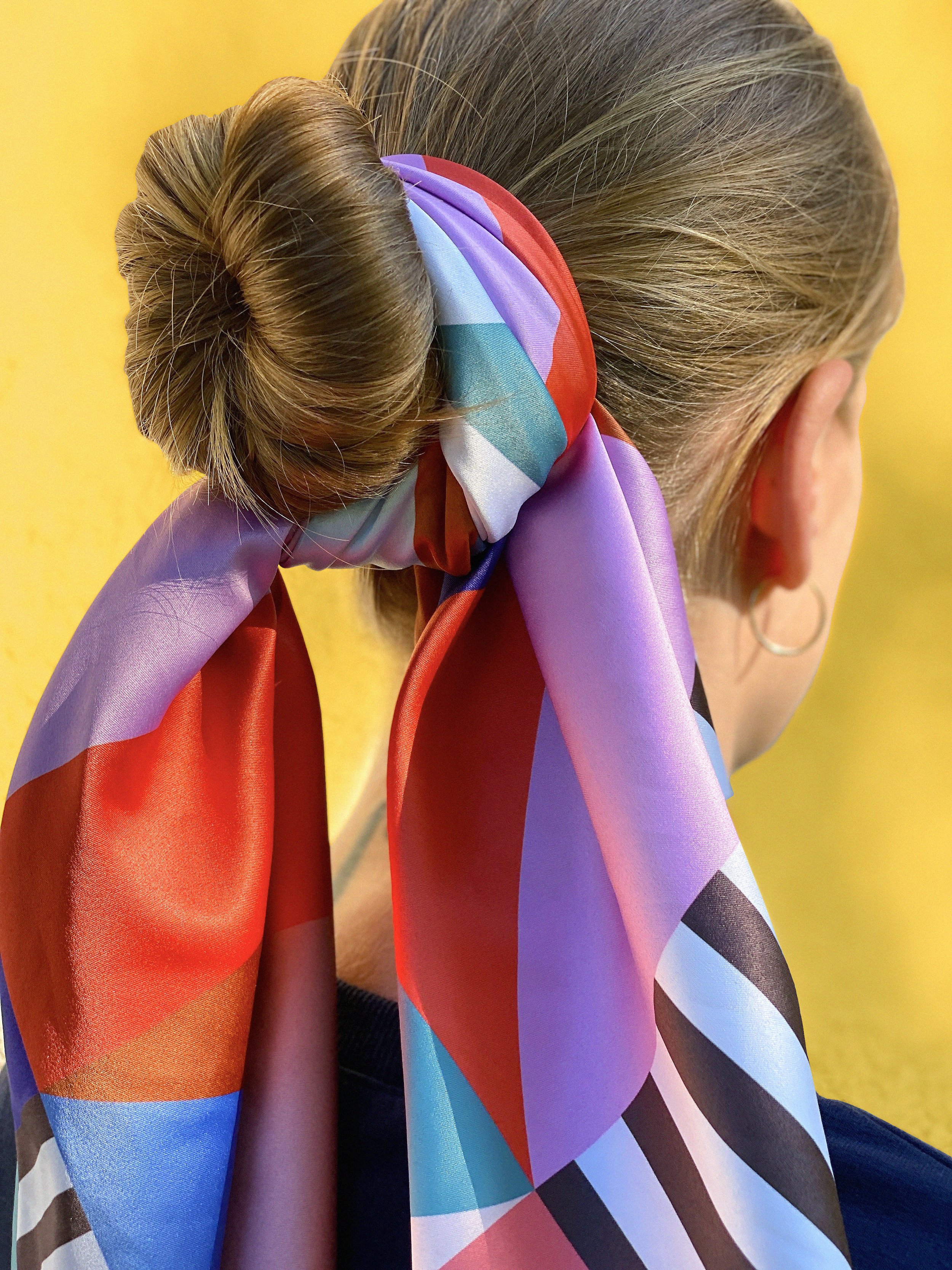 GRAND_FOULARD_SATIN_PORTE.jpg